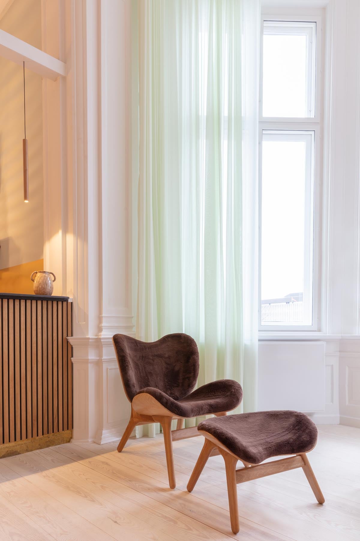 Stilvolle Chimes Pendellampe Lang aus hochwertigem Eichenholz, perfekt für eine gemütliche Atmosphäre in jedem Raum.