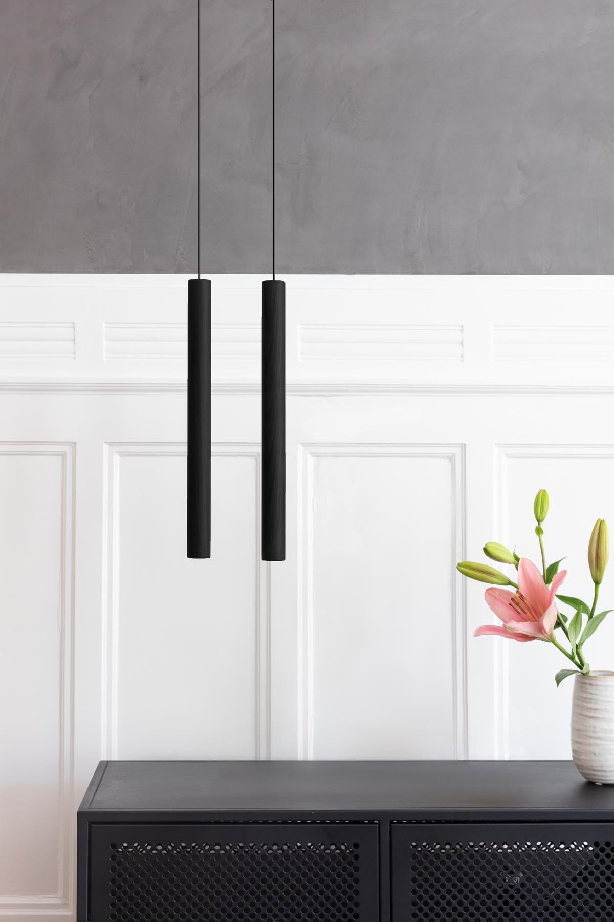 Elegante Chimes Pendellampe Lang in Black Oak, ideal für stilvolle Beleuchtung in modernen Wohnräumen.
