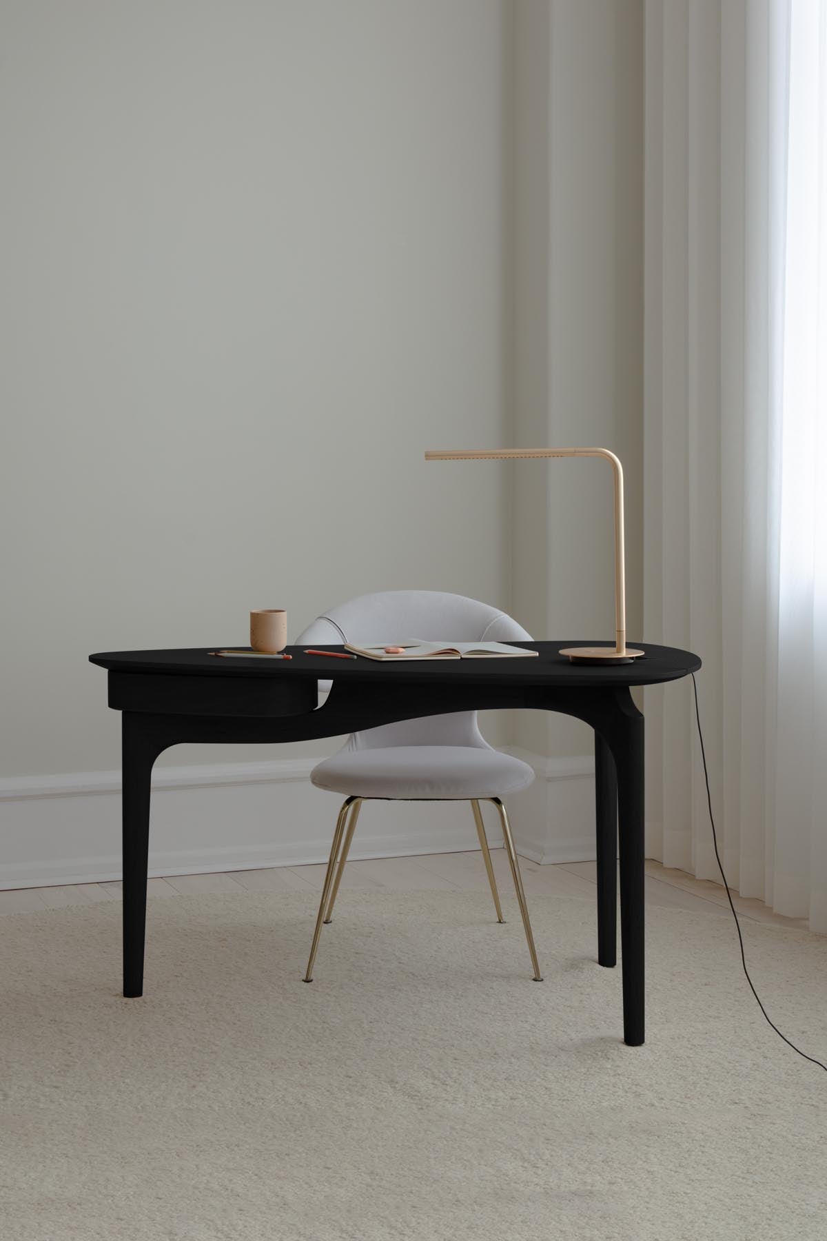 Stilvolle Omni Tischlampe von Umage, aus edlem Messing, perfekt für stimmungsvolle Beleuchtung und modernes Interieur.