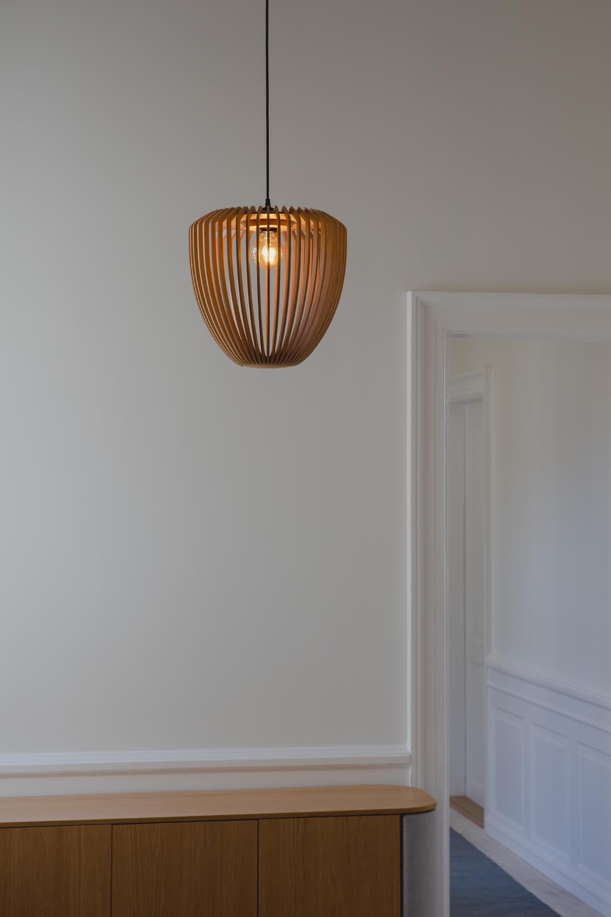 Clava Wood Lampenschirm in Oak präsentiert im Onlineshop von KAQTU Design AG. Pendelleuchte ist von Umage