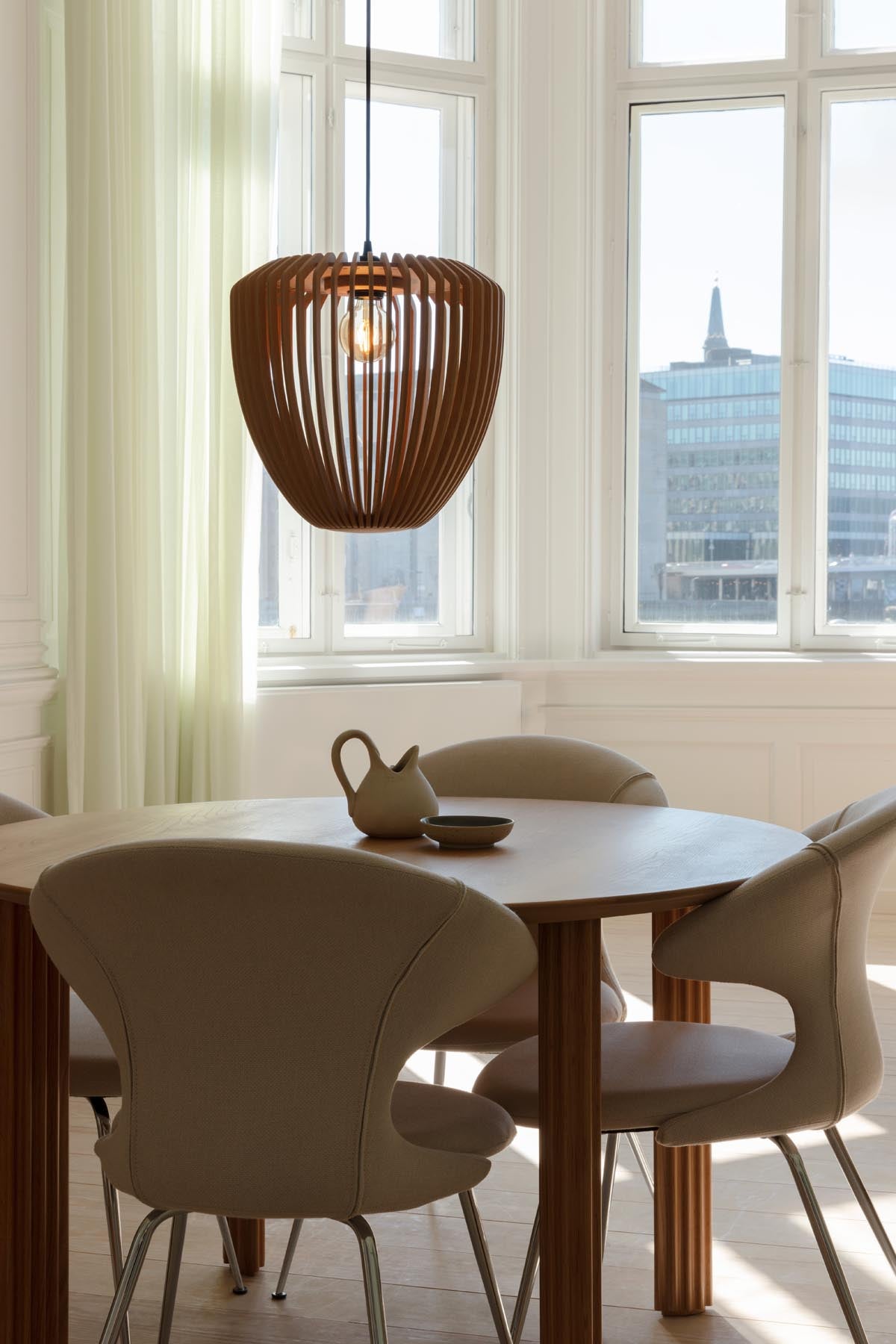 Stilvoller Clava Wood Lampenschirm aus Eichenholz von Umage, perfekt für eine warme und einladende Beleuchtung in jedem Raum.