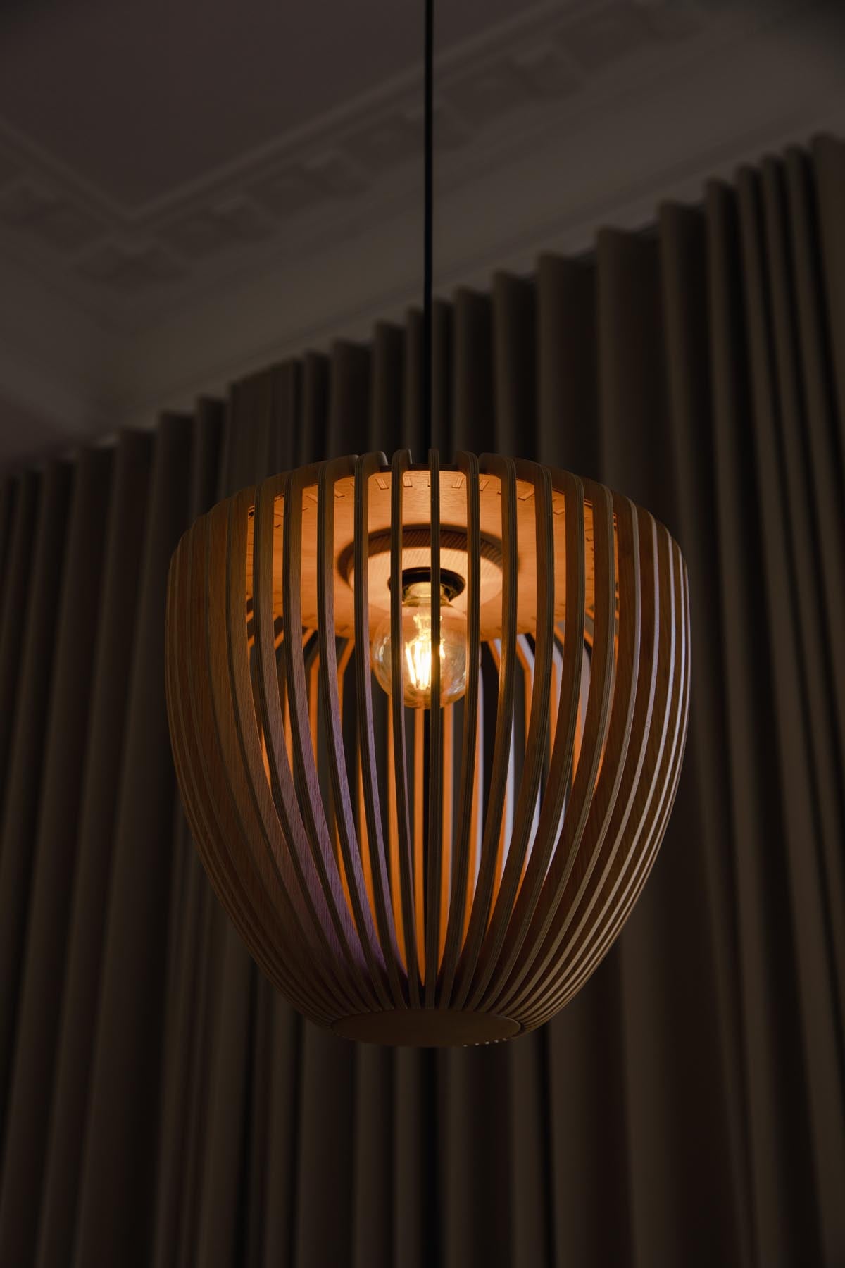 Clava Wood Lampenschirm in Oak präsentiert im Onlineshop von KAQTU Design AG. Pendelleuchte ist von Umage