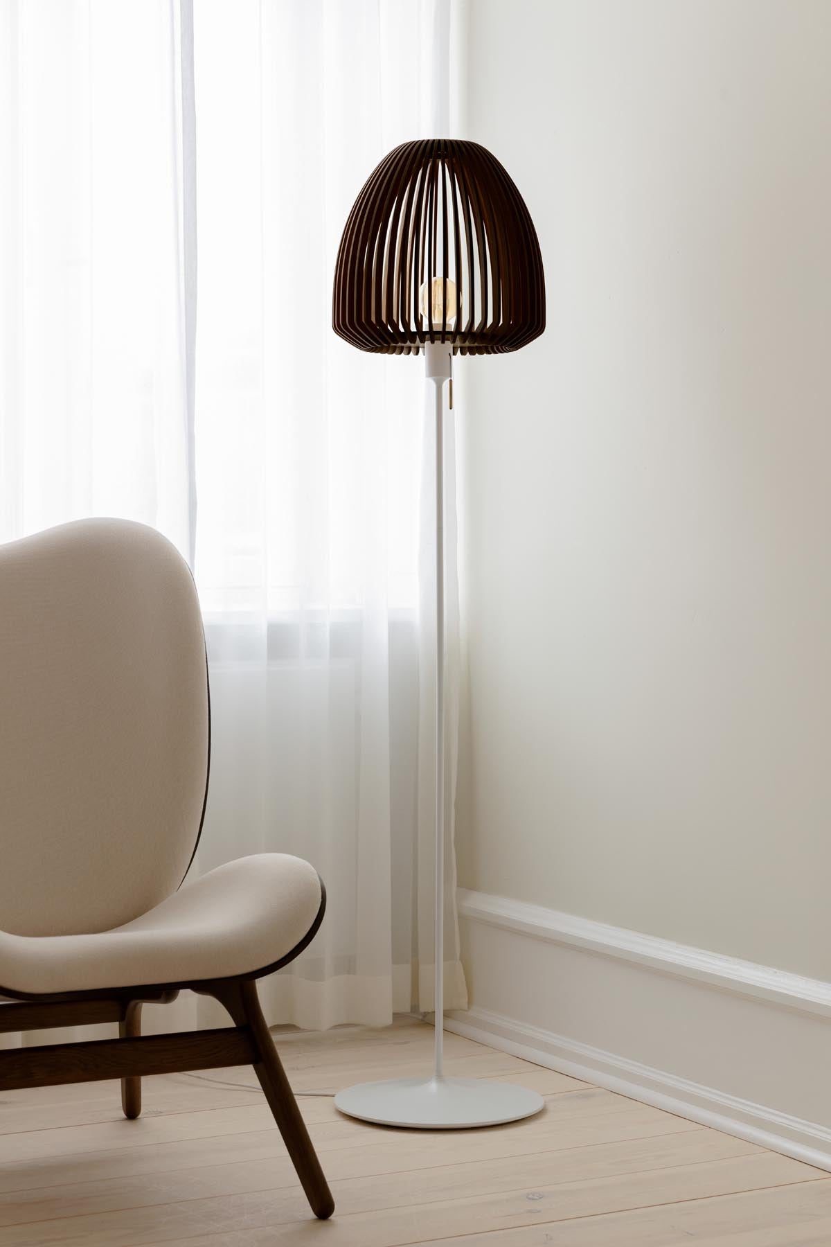 Eleganter Clava Wood Lampenschirm in dunkler Eiche, ideal für stilvolle Pendelleuchten, präsentiert von Umage.