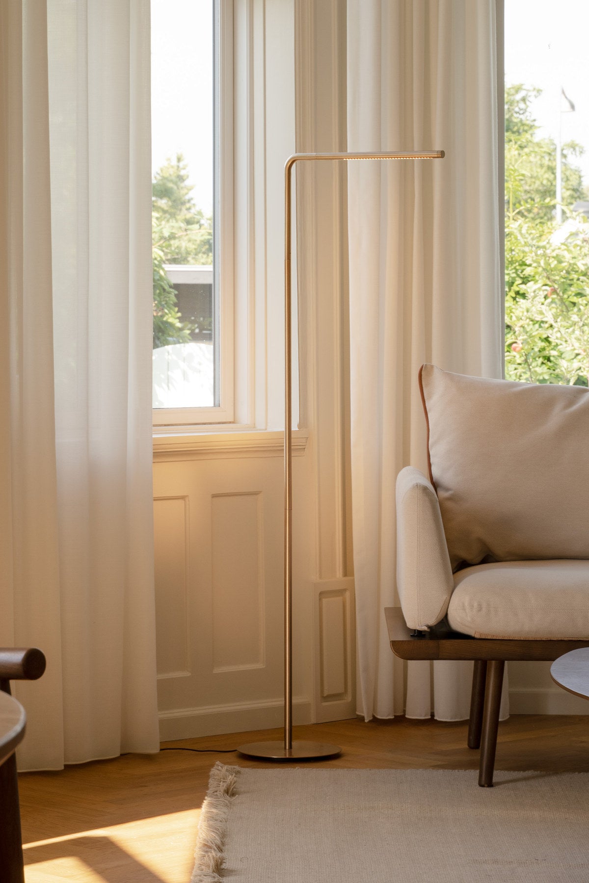 Omni Floor Stehleuchte in Brass präsentiert im Onlineshop von KAQTU Design AG. Stehleuchte ist von Umage