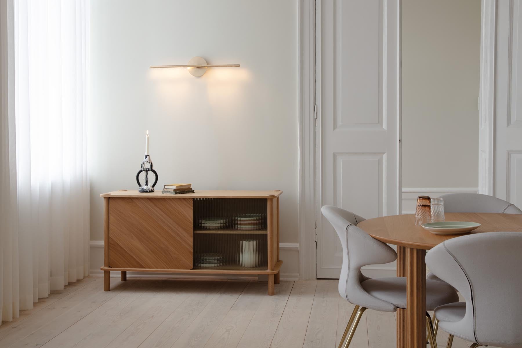 Moderne Omni Wall Wandleuchte von Umage in gebürstetem Messing, perfekt für stimmungsvolle Beleuchtung und zeitgemäße Raumgestaltung.