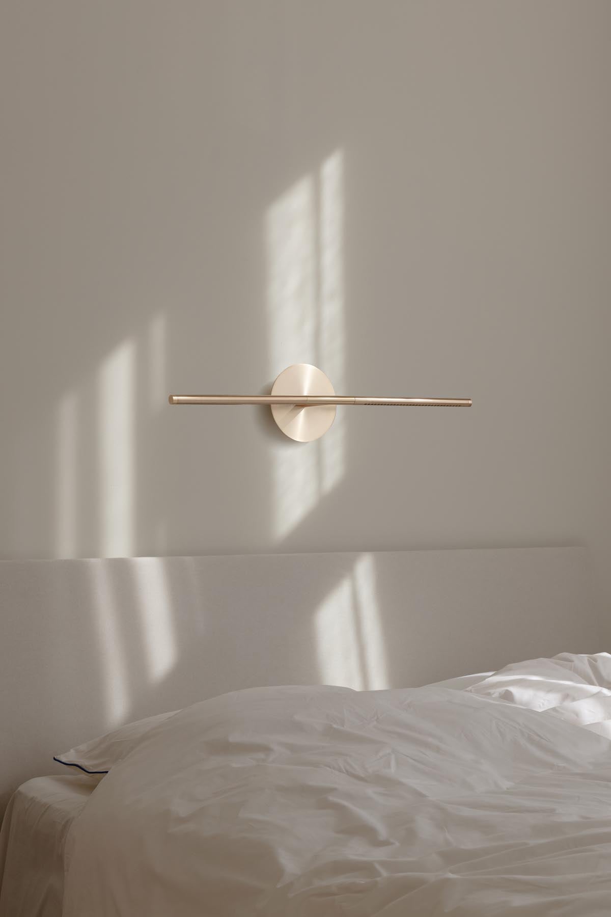 Elegante Omni Wall Wandleuchte von Umage in gebürstetem Messing, ideal für stilvolle Akzentbeleuchtung und harmonische Raumgestaltung.