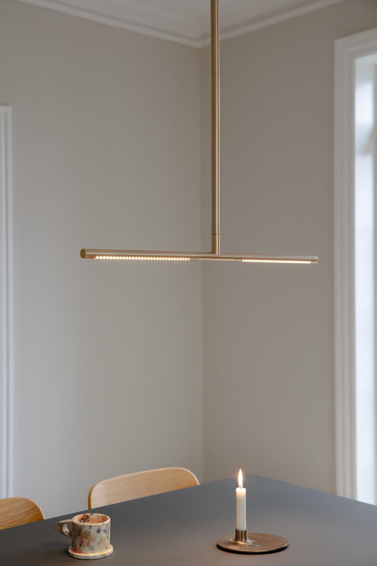 Moderne Omni Pendellampe von Umage in edlem Messing, perfekt für eine stilvolle Raumgestaltung und gemütliche Lichtakzente.