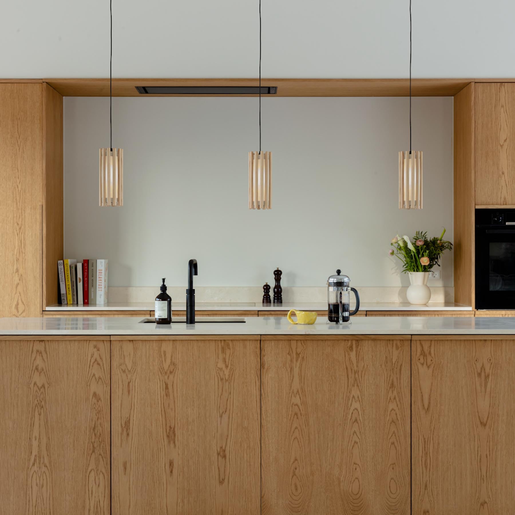 Eleganter Lampenschirm aus Eichenholz, der durch sein kreatives Design und warmes Licht eine gemütliche Stimmung in jedem Raum schafft.