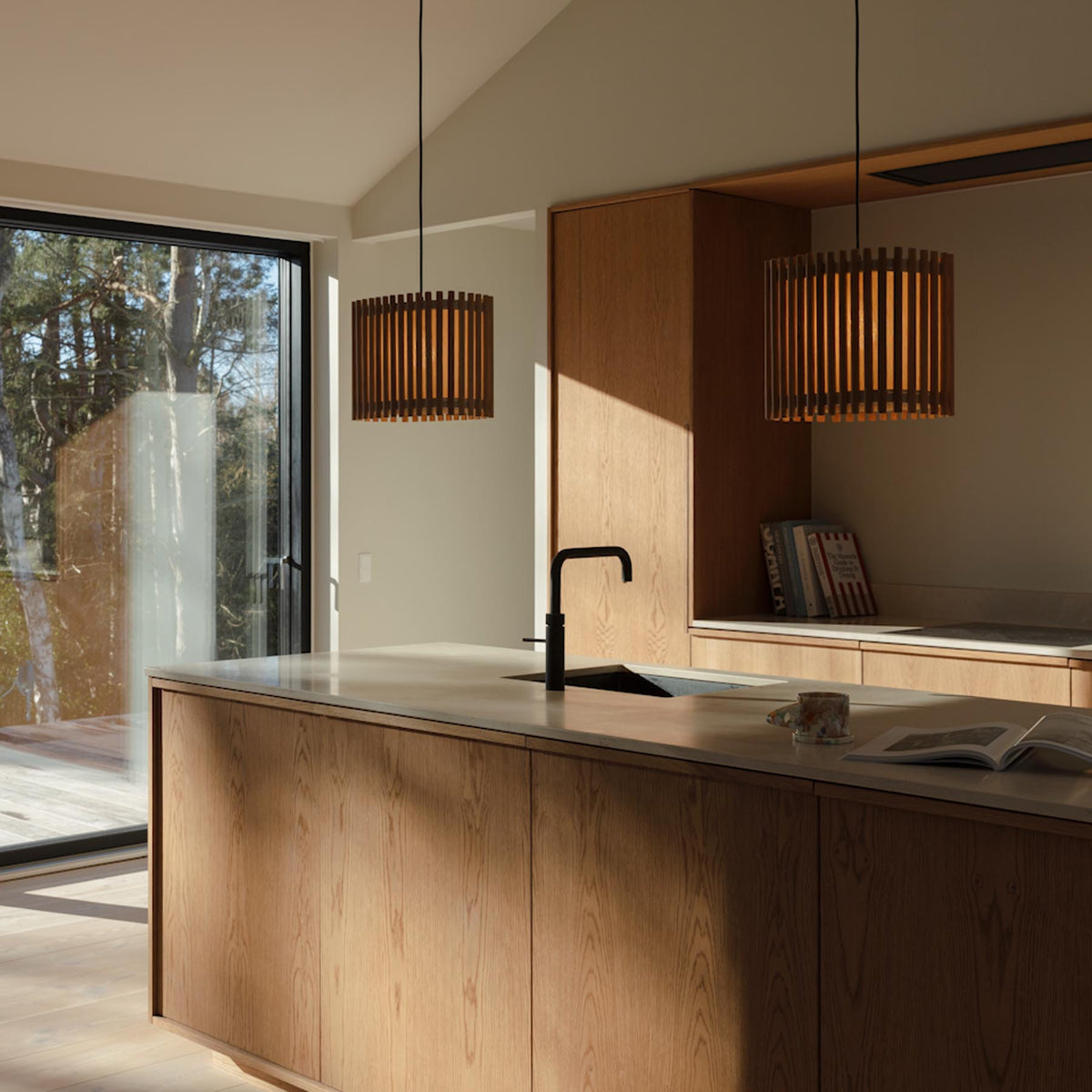 Komorebi Rectuangular Lampenschirm in Oak präsentiert im Onlineshop von KAQTU Design AG. Pendelleuchte ist von Umage