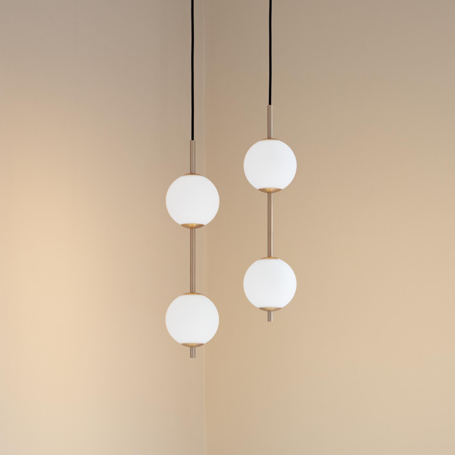 Stimmungsvolle Audrey Pendellampe im 2er-Set aus hochwertigem Messing, perfekt für eine moderne und elegante Raumgestaltung.