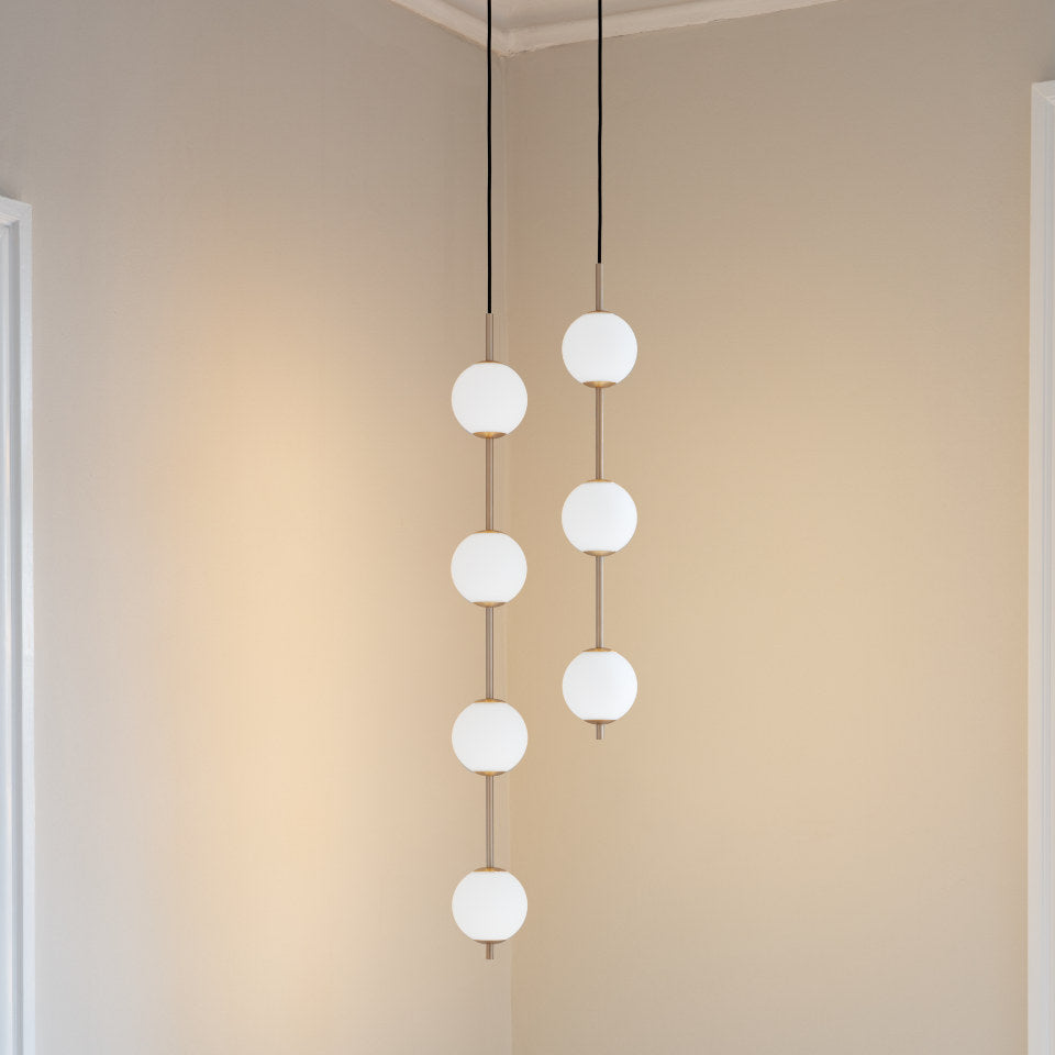 Audrey Pendellampe 3er in Messing präsentiert im Onlineshop von KAQTU Design AG. Pendelleuchte ist von Umage