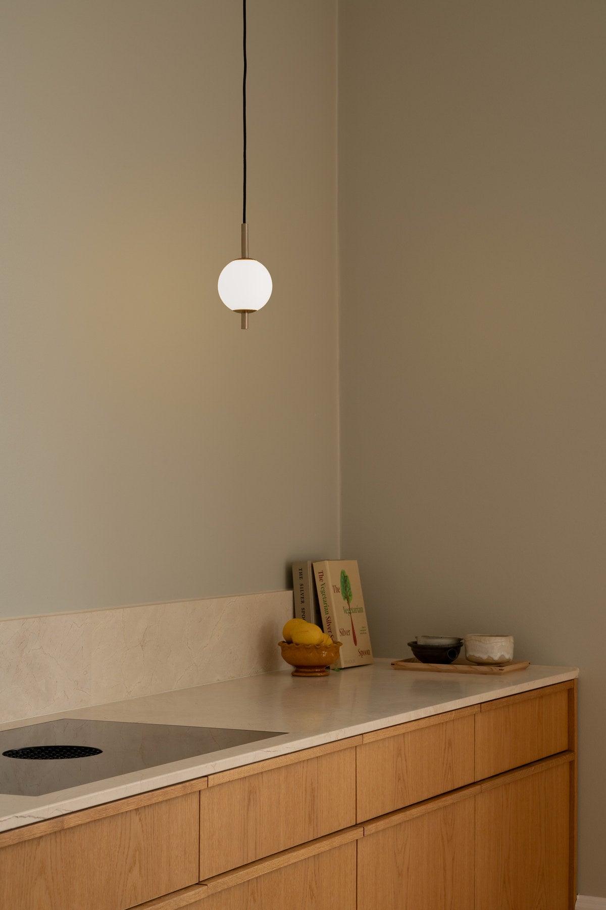 Audrey Pendellampe 1er in Messing präsentiert im Onlineshop von KAQTU Design AG. Pendelleuchte ist von Umage