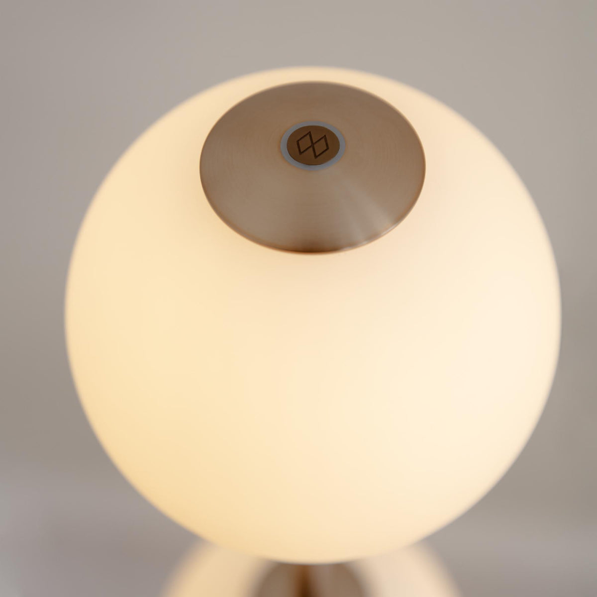 Audrey Floor lamp in Messing präsentiert im Onlineshop von KAQTU Design AG. Stehleuchte ist von Umage