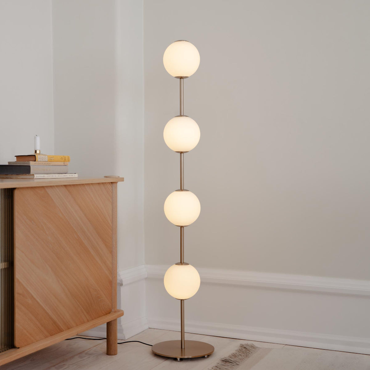 Audrey Floor lamp in Messing präsentiert im Onlineshop von KAQTU Design AG. Stehleuchte ist von Umage