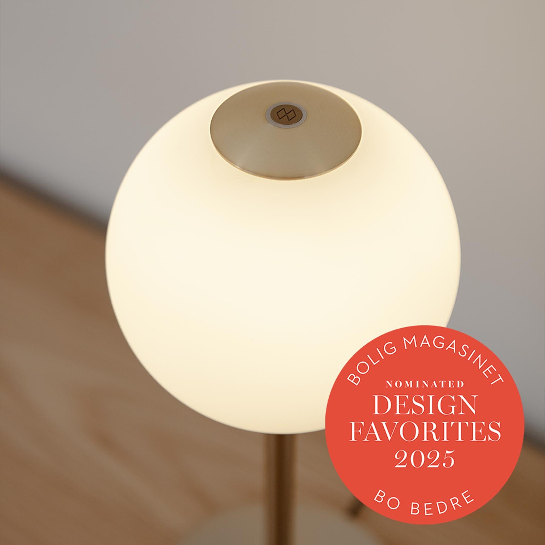 Stilvolle Audrey Tischlampe von Umage in hochwertigem Messing, perfekt für gemütliche Akzente und modernes Ambiente in Ihrem Zuhause.