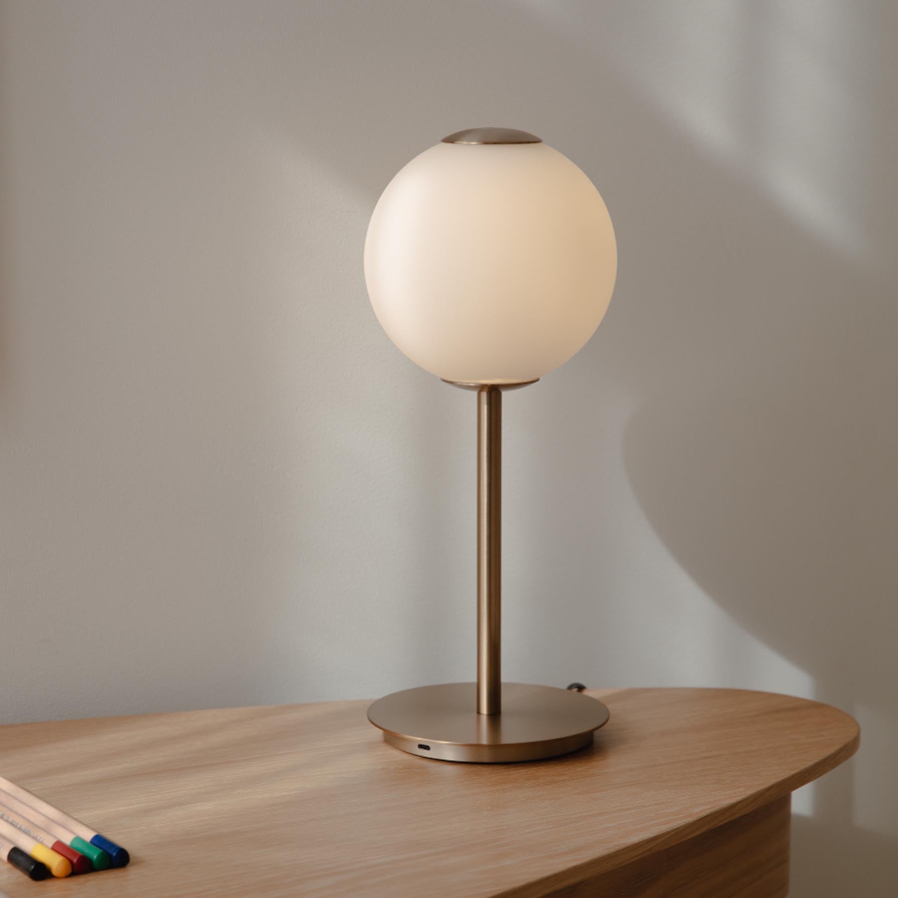 Stilvolle Audrey Tischlampe von Umage, gefertigt aus hochwertigem Messing, perfekt für eine gemütliche Atmosphäre in modernen Wohnräumen.