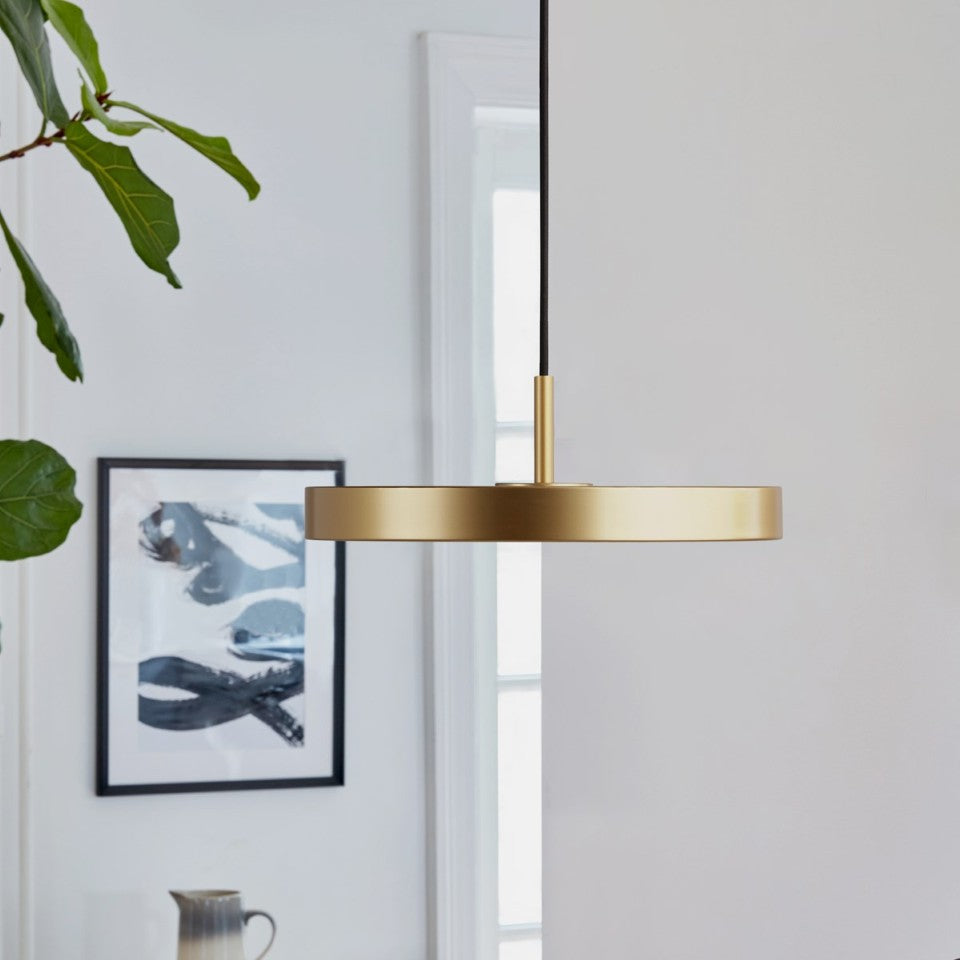 Asteria Plus Mini Pendellampe in Brass präsentiert im Onlineshop von KAQTU Design AG. Pendelleuchte ist von Umage