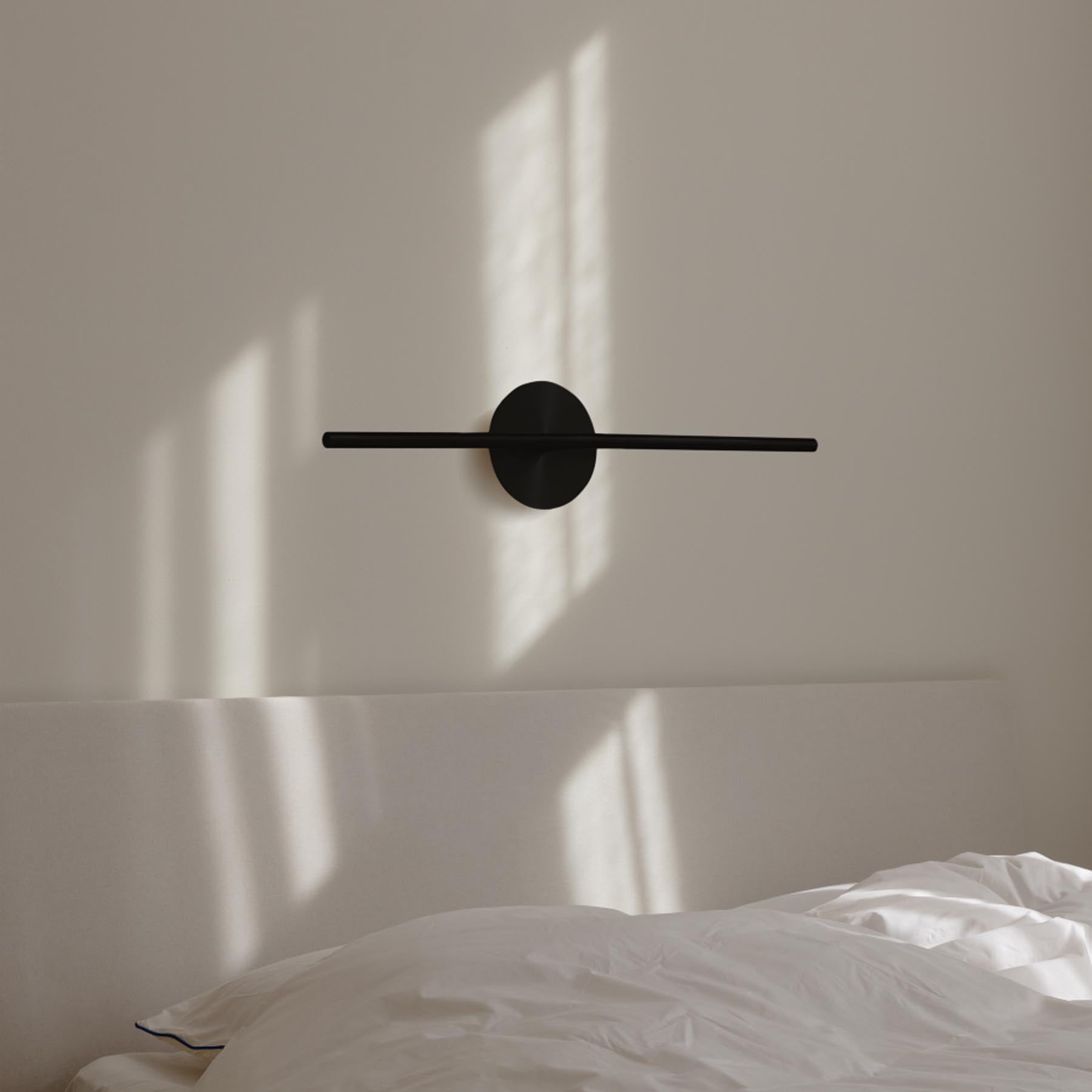 Moderne Omni Wall Wandleuchte in elegantem Schwarz, ideal für stilvolle Akzentbeleuchtung in jedem Raum.