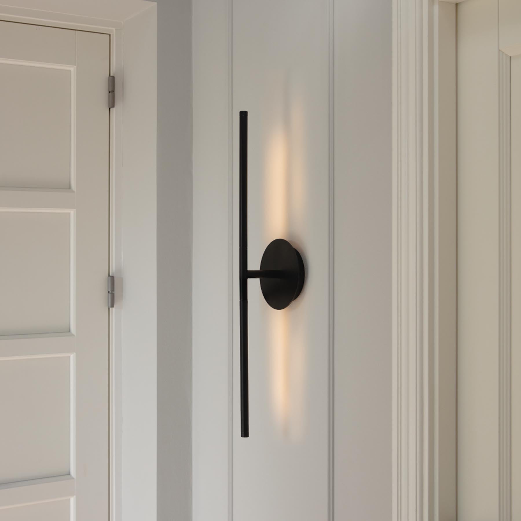 Moderne Omni Wall Wandleuchte von Umage in stilvollem Schwarz, ideal für kreative Lichtgestaltungen und zeitgemäße Inneneinrichtung.