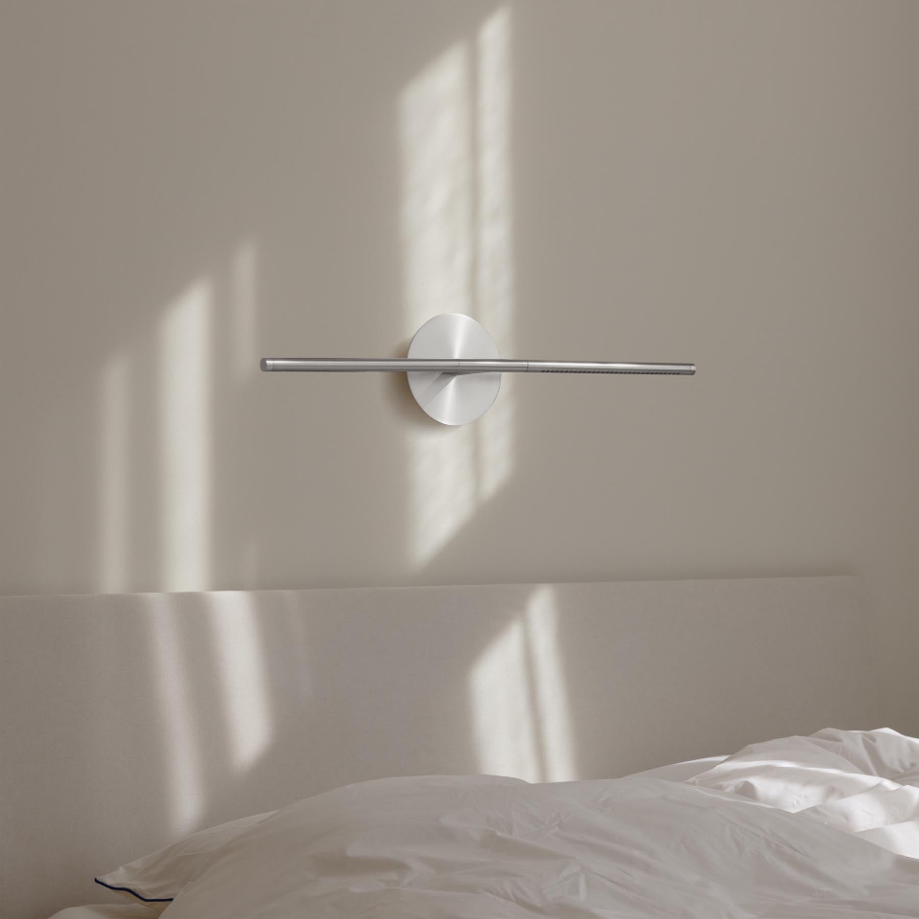 Elegante Omni Wall Wandleuchte von Umage aus hochwertigem Stahl, perfekt für zeitgemäße Wohnräume und atmosphärische Lichtakzente.