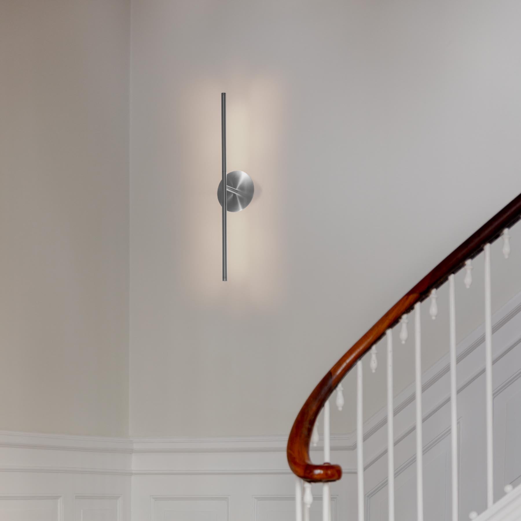 Moderne Omni Wall Wandleuchte von Umage, gefertigt aus robustem Stahl, ideal für stilvolle Innenräume und stimmungsvolle Beleuchtung.