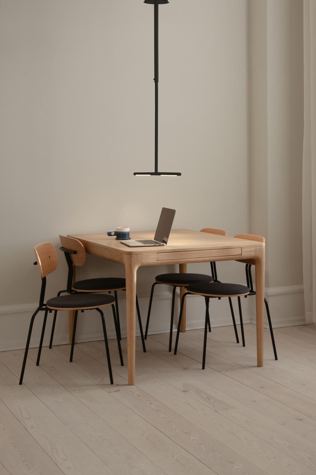 Omni Ceiling Pendellampe in Black präsentiert im Onlineshop von KAQTU Design AG. Deckenleuchte ist von Umage