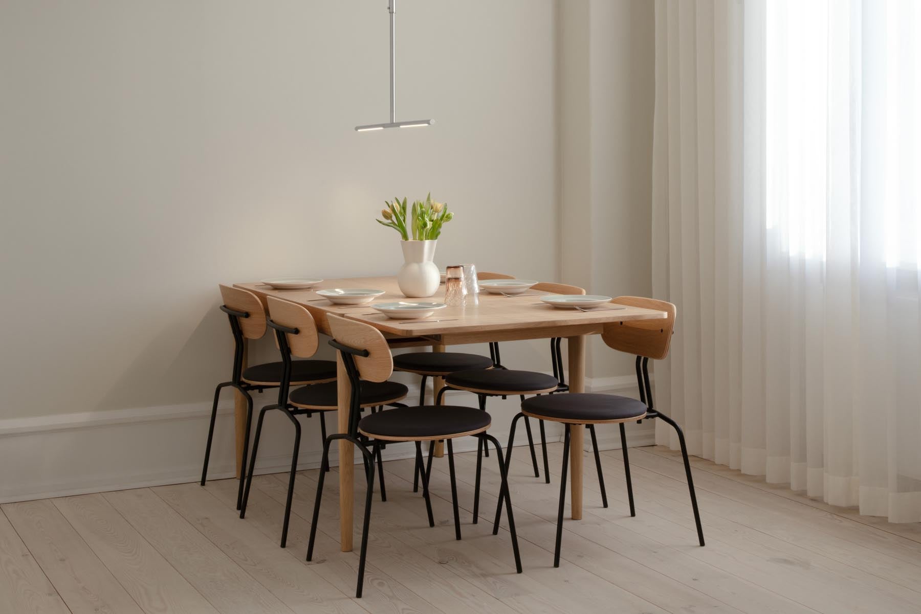 Moderne Omni Pendellampe von Umage aus hochwertigem Stahl, perfekt für eine stilvolle Raumgestaltung und gemütliche Lichtakzente.