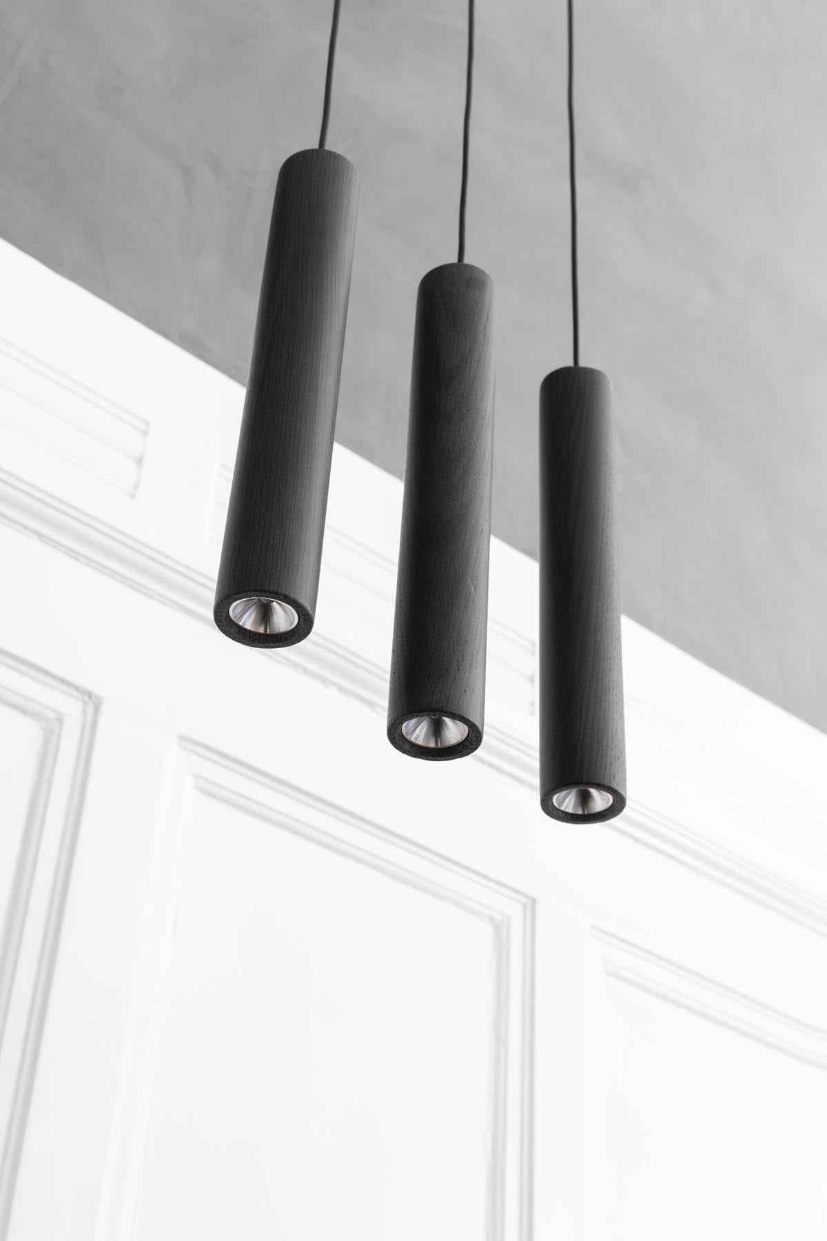 Elegante Chimes Pendellampe in Black Oak, die modernes Design und warmes Licht vereint, ideal für stilvolle Wohnräume.