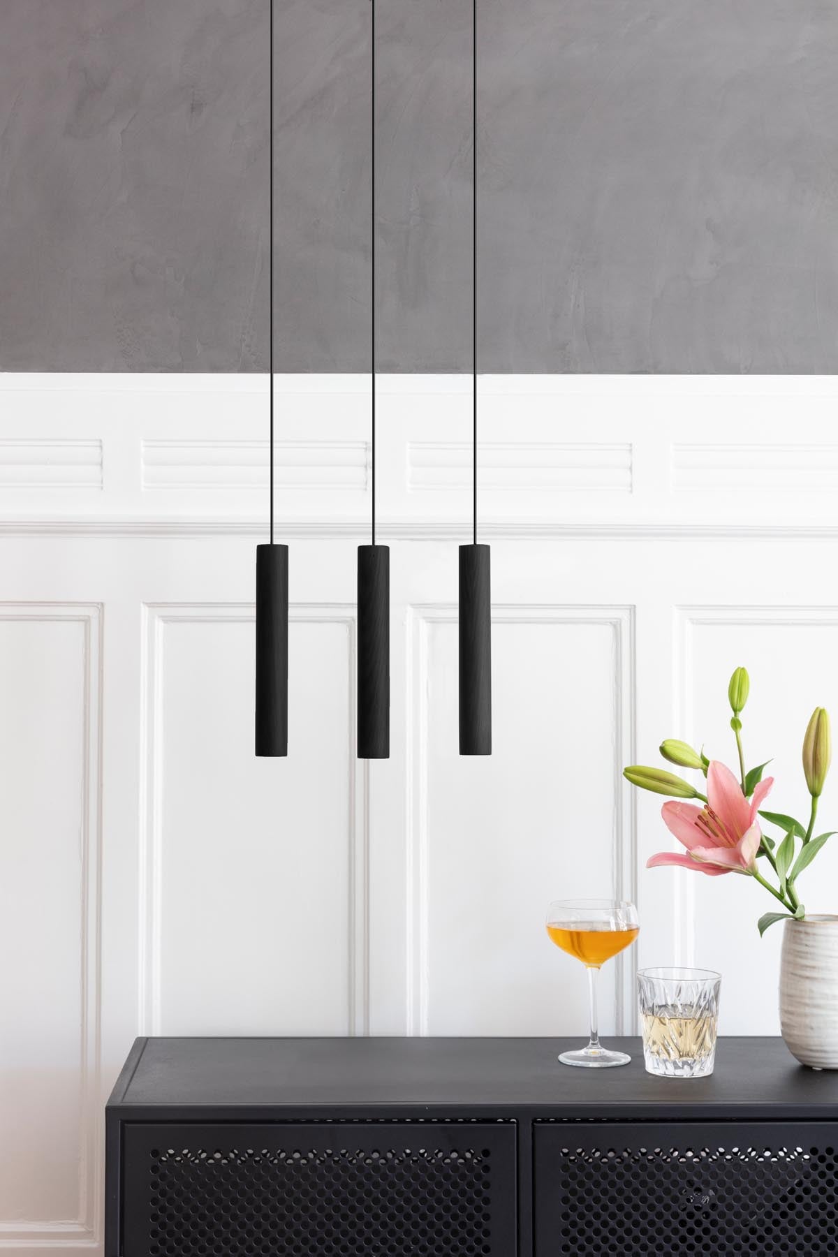 Moderne Chimes Pendellampe in Black Oak, die durch ihr minimalistisches Design und sanftes Licht eine gemütliche Atmosphäre schafft.