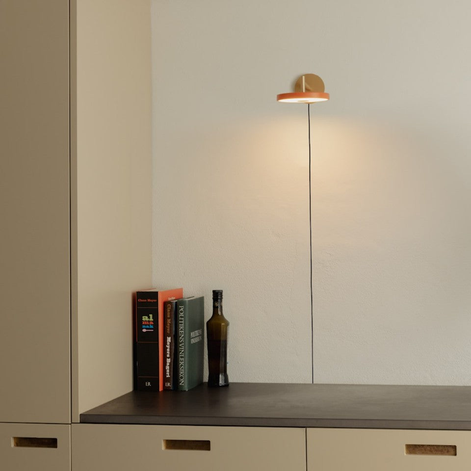 Asteria Wandleuchte short mit Kabel in Nuance Orange präsentiert im Onlineshop von KAQTU Design AG. Wandleuchte ist von Umage
