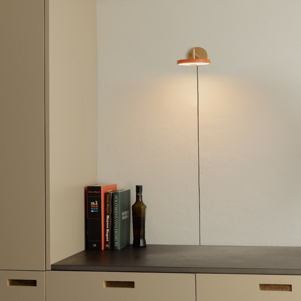 Asteria Wandleuchte short mit Kabel in Nuance Orange präsentiert im Onlineshop von KAQTU Design AG. Wandleuchte ist von Umage