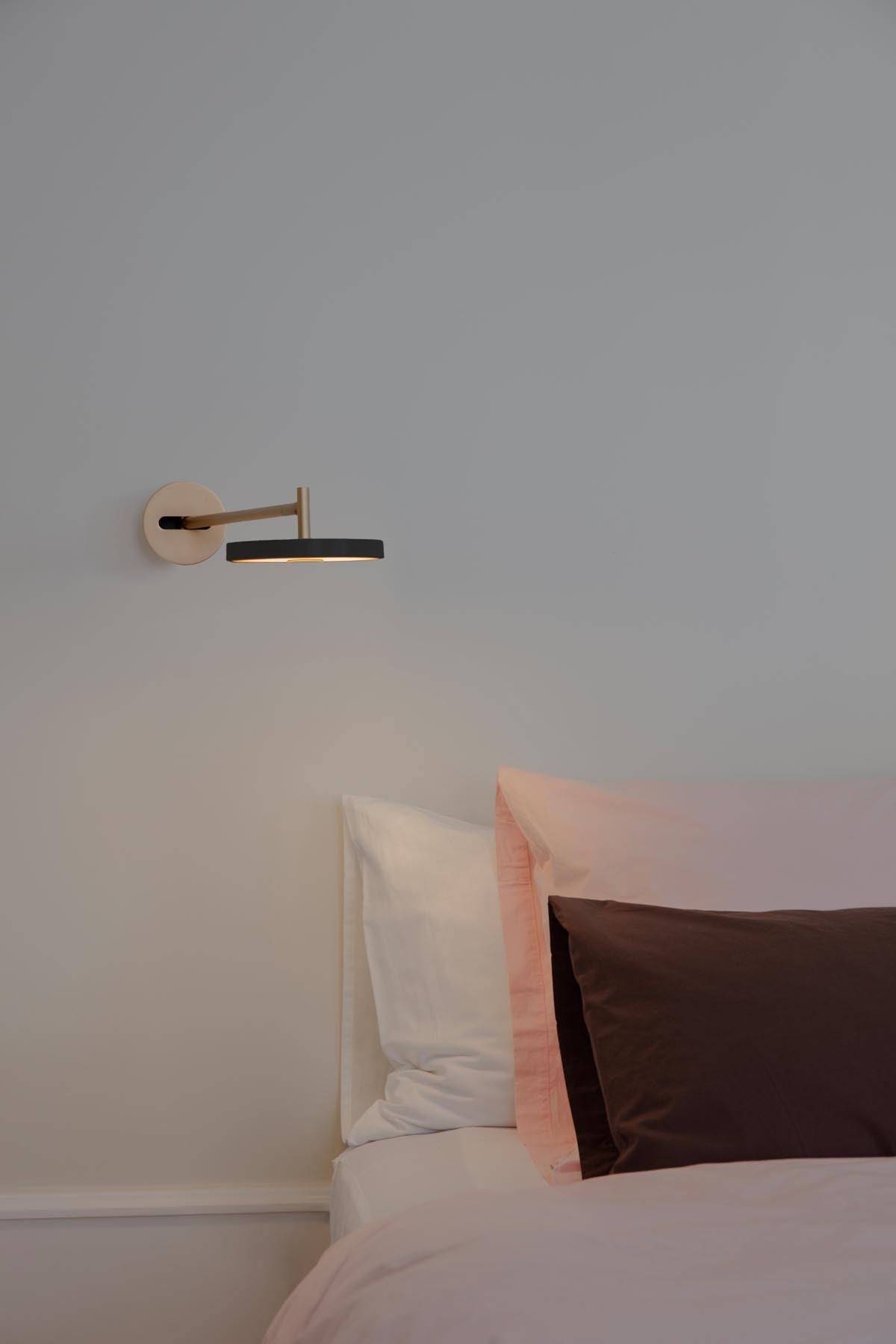 Moderne Asteria Wandleuchte long Hardwired in edlem Pearl White, perfekt für eine stilvolle Beleuchtung und Akzentuierung in Wohnräumen.