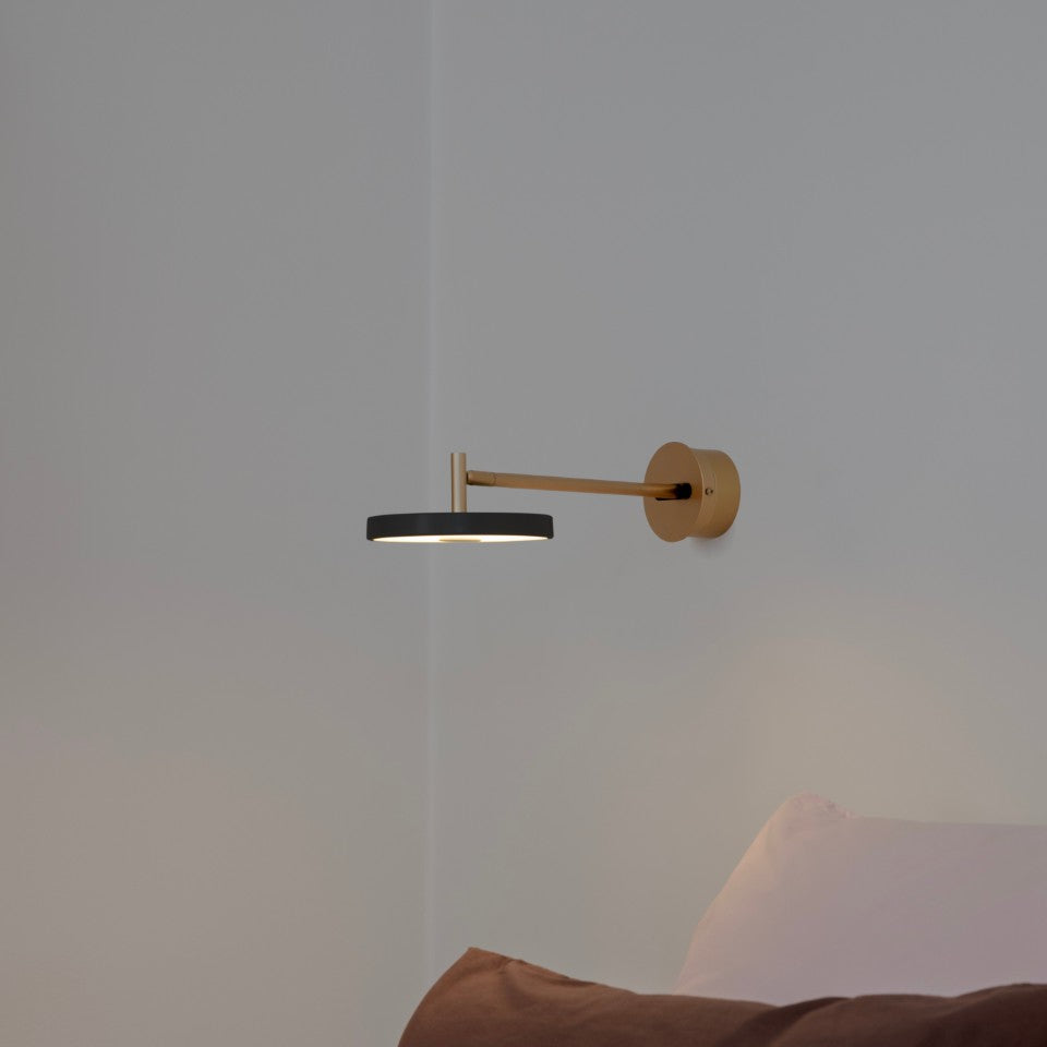 Asteria Wandleuchte long mit Kabel in Black präsentiert im Onlineshop von KAQTU Design AG. Wandleuchte ist von Umage