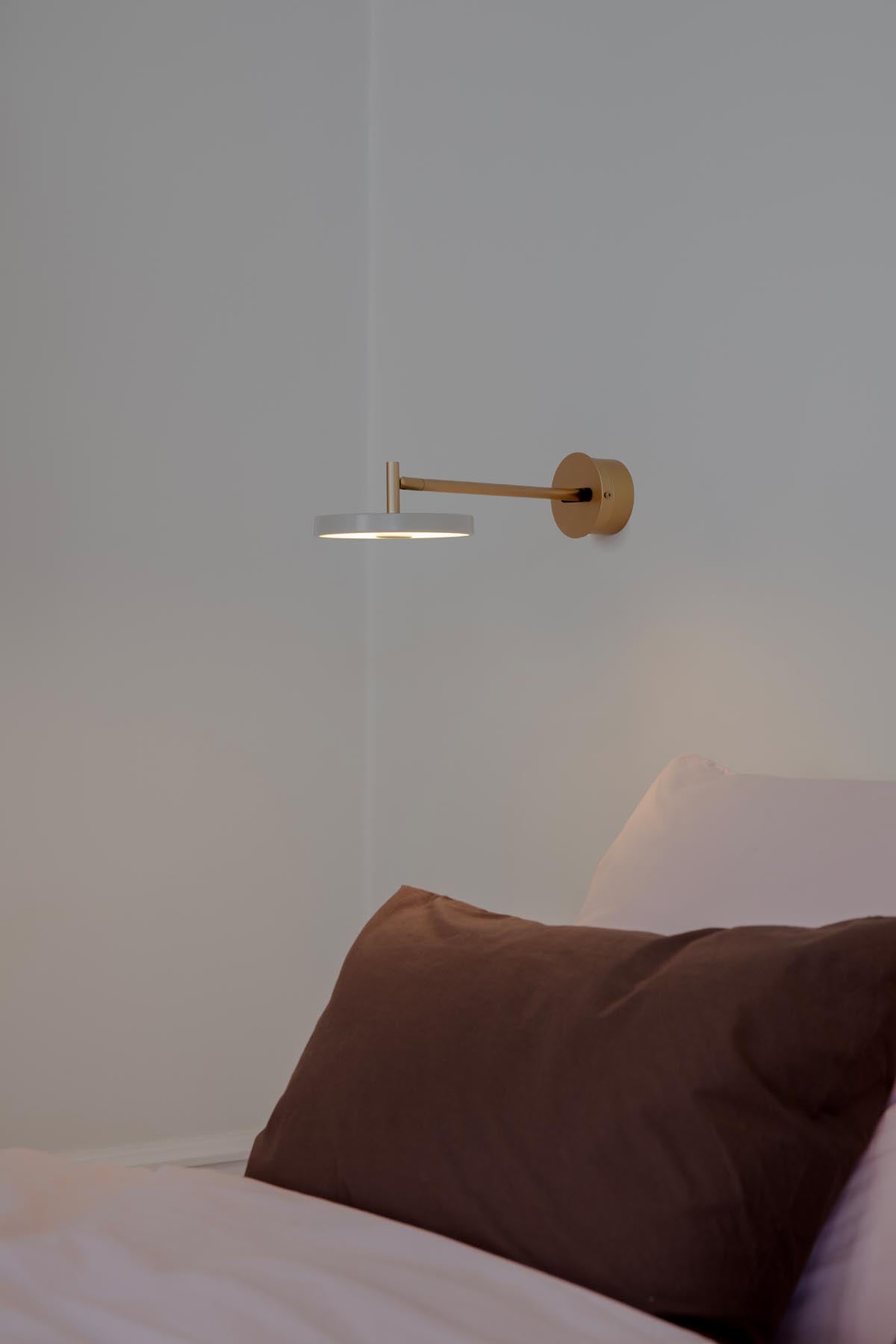 Moderne Asteria Wandleuchte long Hardwired in zartem Rosé, perfekt für eine stilvolle Beleuchtung und harmonische Raumgestaltung.