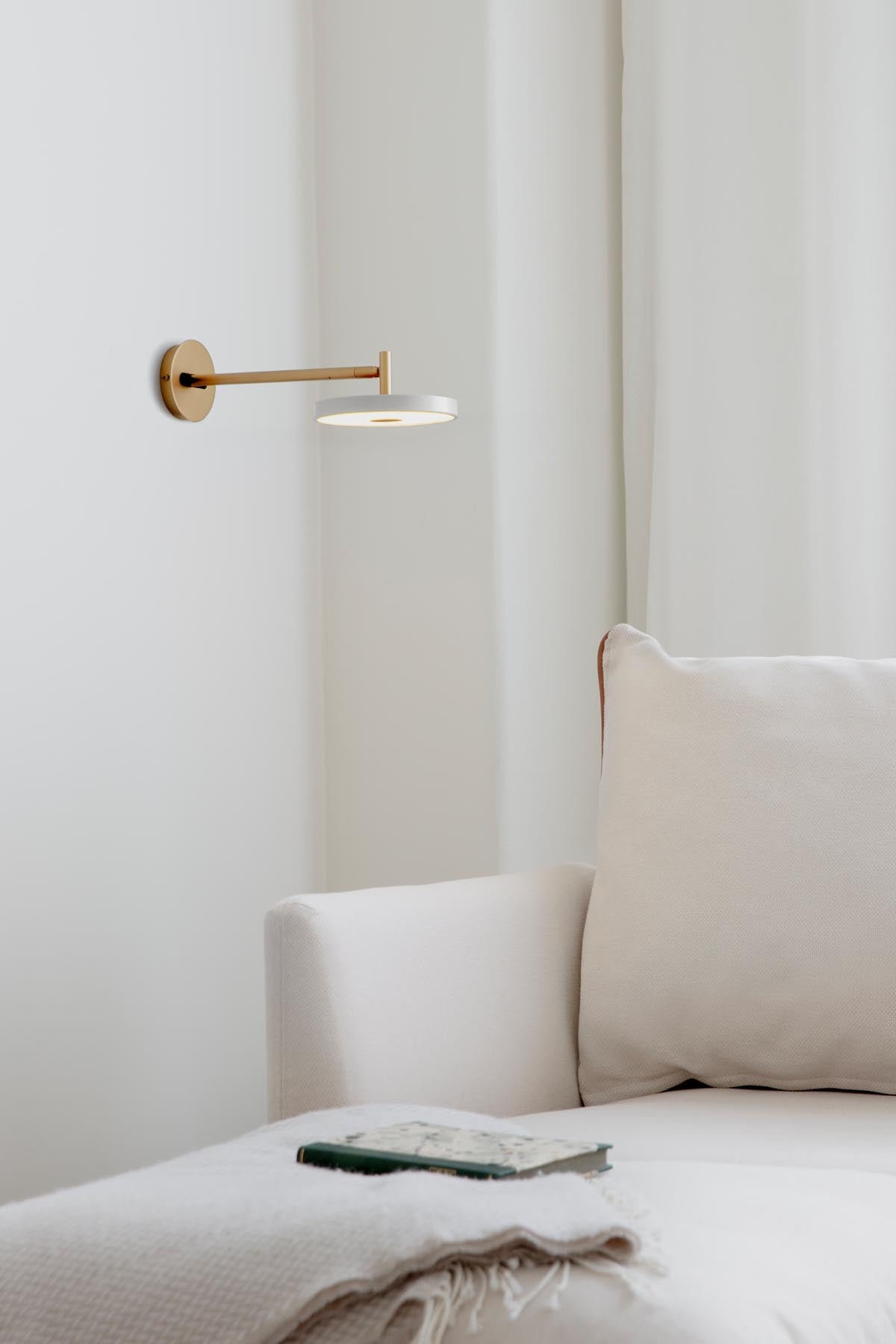 Stilvolle Asteria Wandleuchte long Hardwired in zartem Rosé, perfekt für eine gemütliche Atmosphäre und modernes Wohndesign.