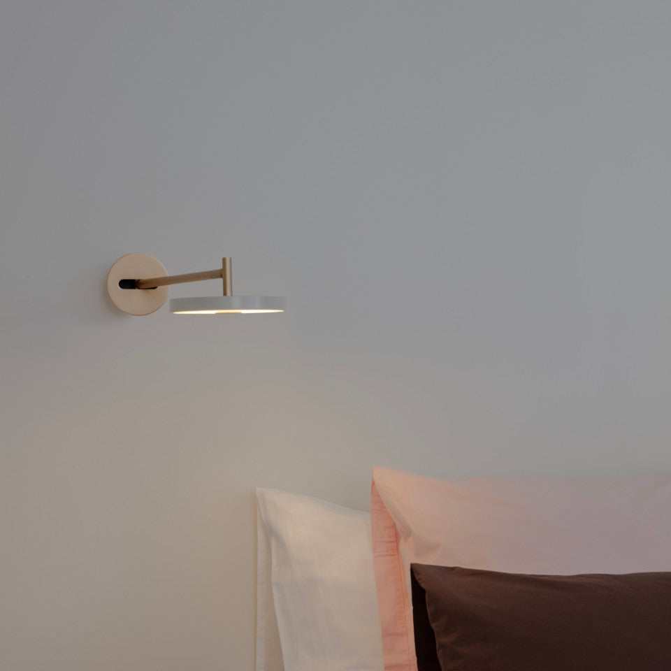 Asteria Wandleuchte long mit Kabel in Nuance Mist präsentiert im Onlineshop von KAQTU Design AG. Wandleuchte ist von Umage