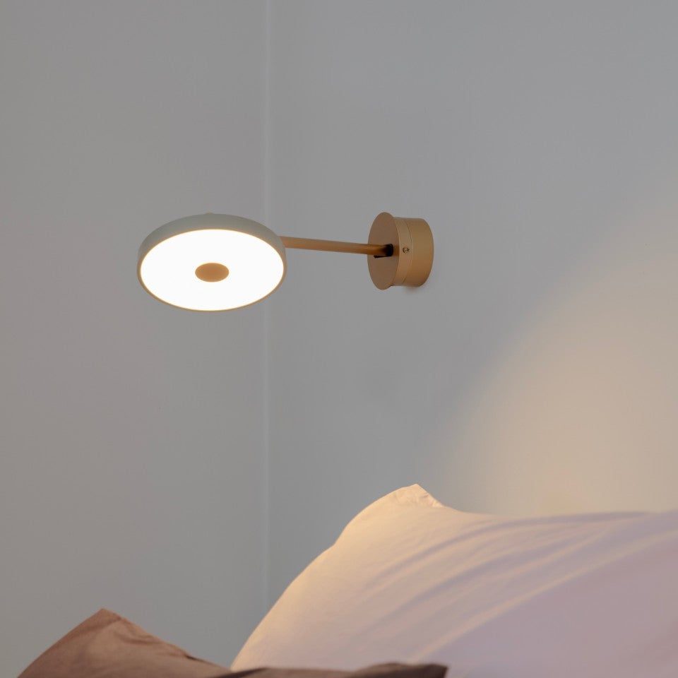 Asteria Wandleuchte long mit Kabel in Nuance Mist präsentiert im Onlineshop von KAQTU Design AG. Wandleuchte ist von Umage