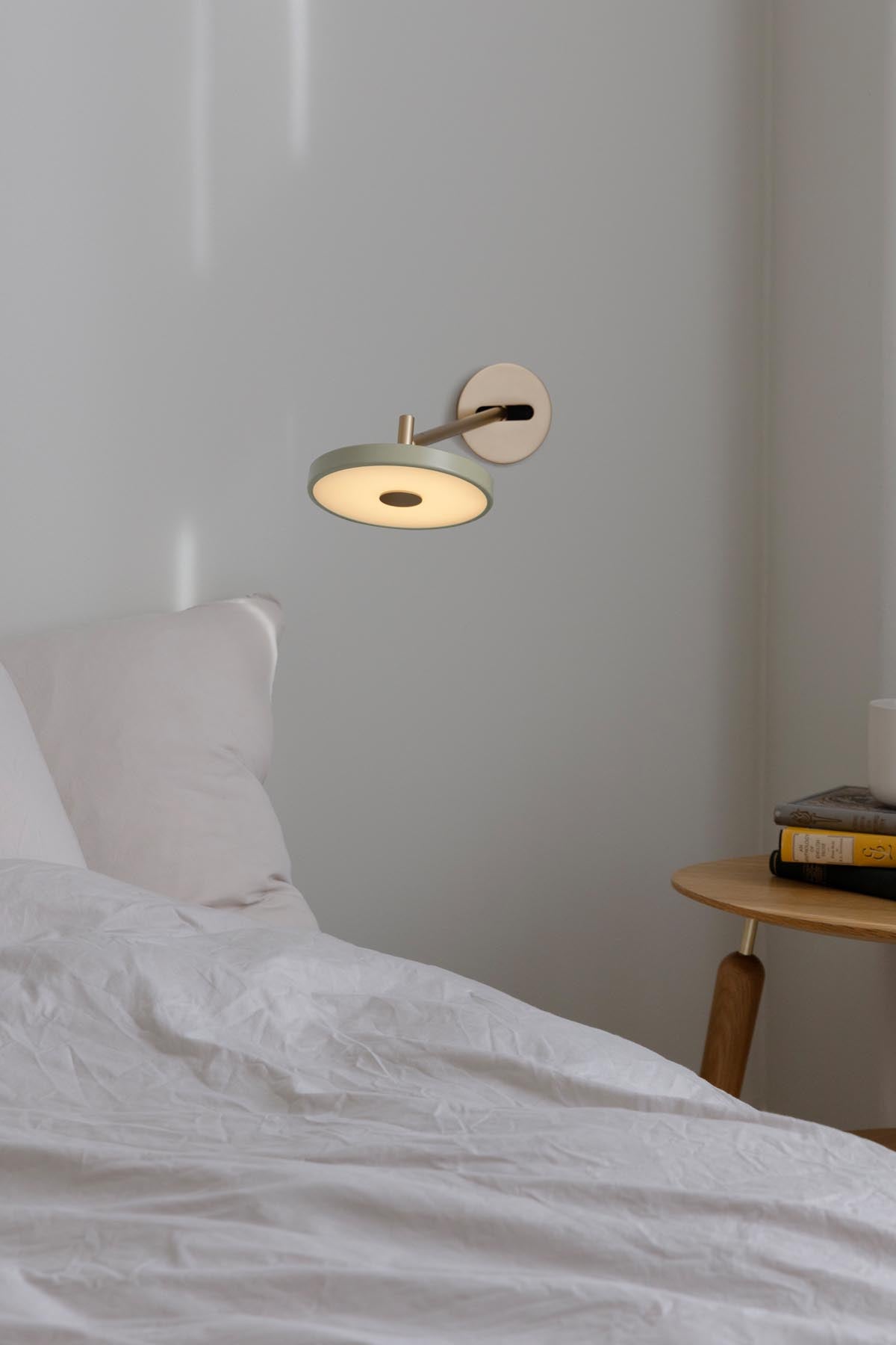 Moderne Asteria Wandleuchte long Hardwired in sanftem Orange, perfekt für stilvolle Beleuchtung und gemütliche Atmosphäre in Wohnräumen.
