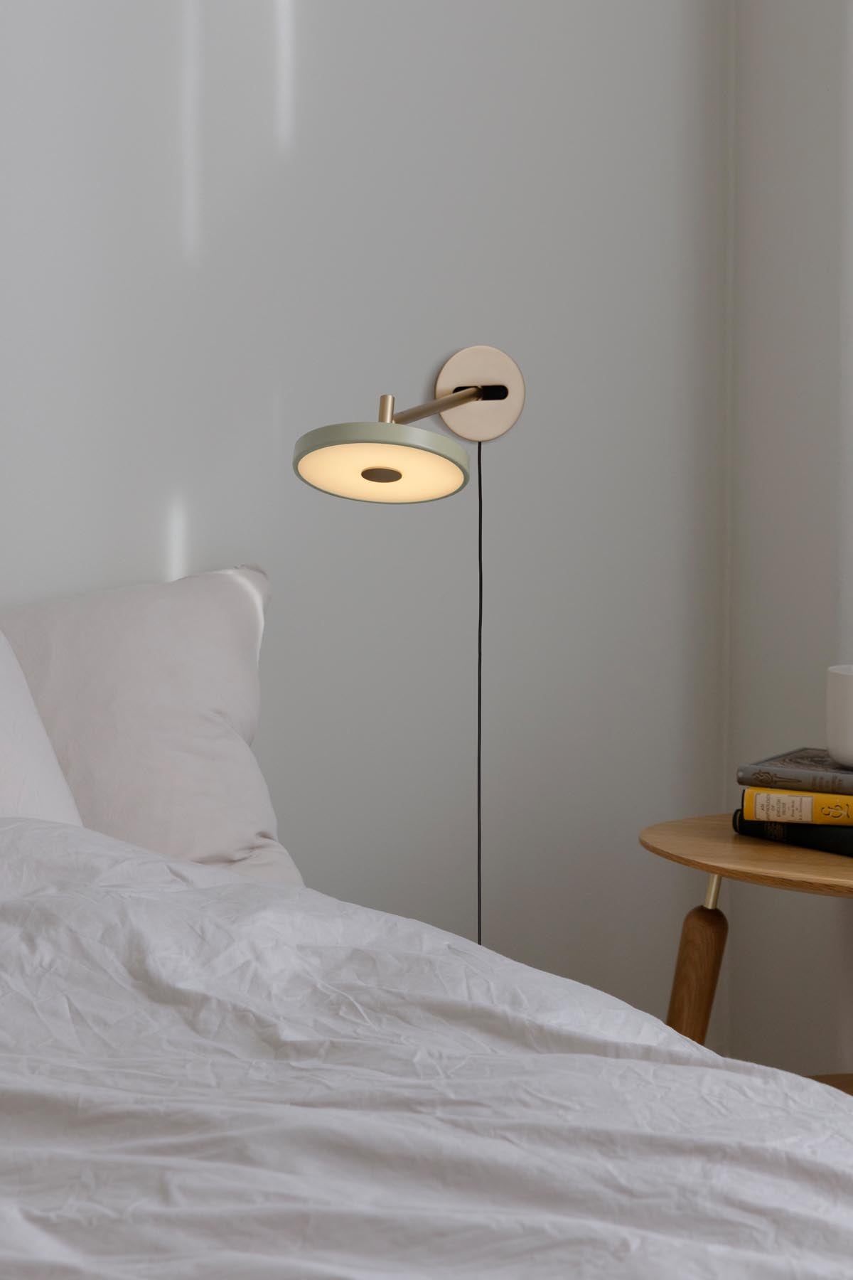 Elegante Asteria Wandleuchte long mit Kabel in Olivgrün, ideal für stimmungsvolle Beleuchtung in modernen Wohnräumen.
