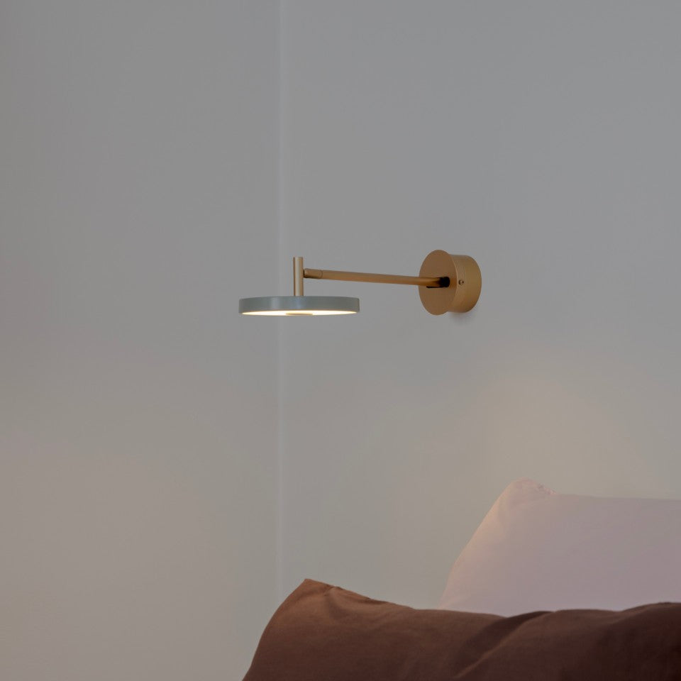 Asteria Wandleuchte long mit Kabel in Nuance Olive präsentiert im Onlineshop von KAQTU Design AG. Wandleuchte ist von Umage