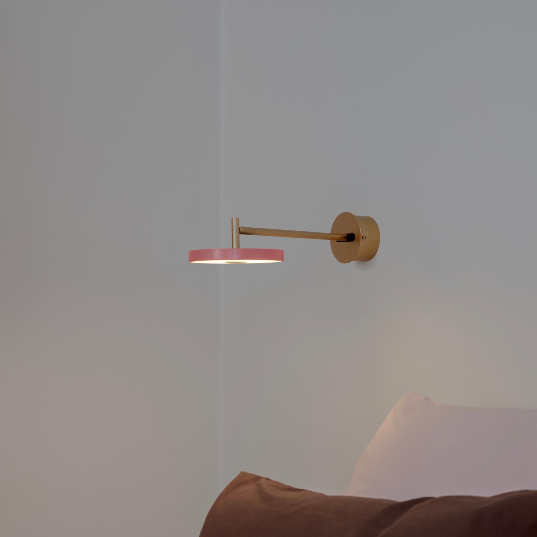 Elegante Asteria Wandleuchte long mit Kabel in sanftem Rosé, ideal für stimmungsvolle Akzente und modernes Interior-Design.