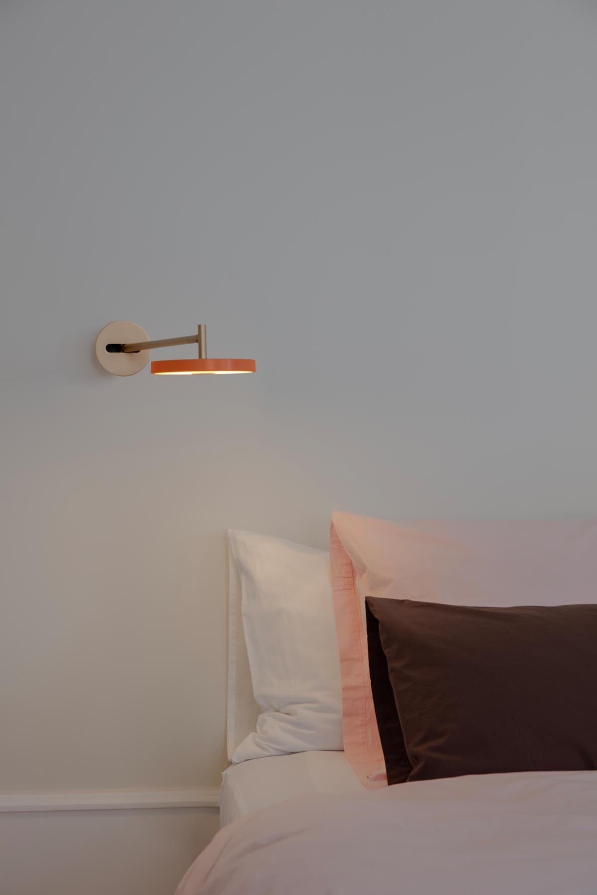 Moderne Asteria Wandleuchte long Hardwired in Olivgrün, perfekt für stimmungsvolle Beleuchtung und geschmackvolle Raumgestaltung von Umage.