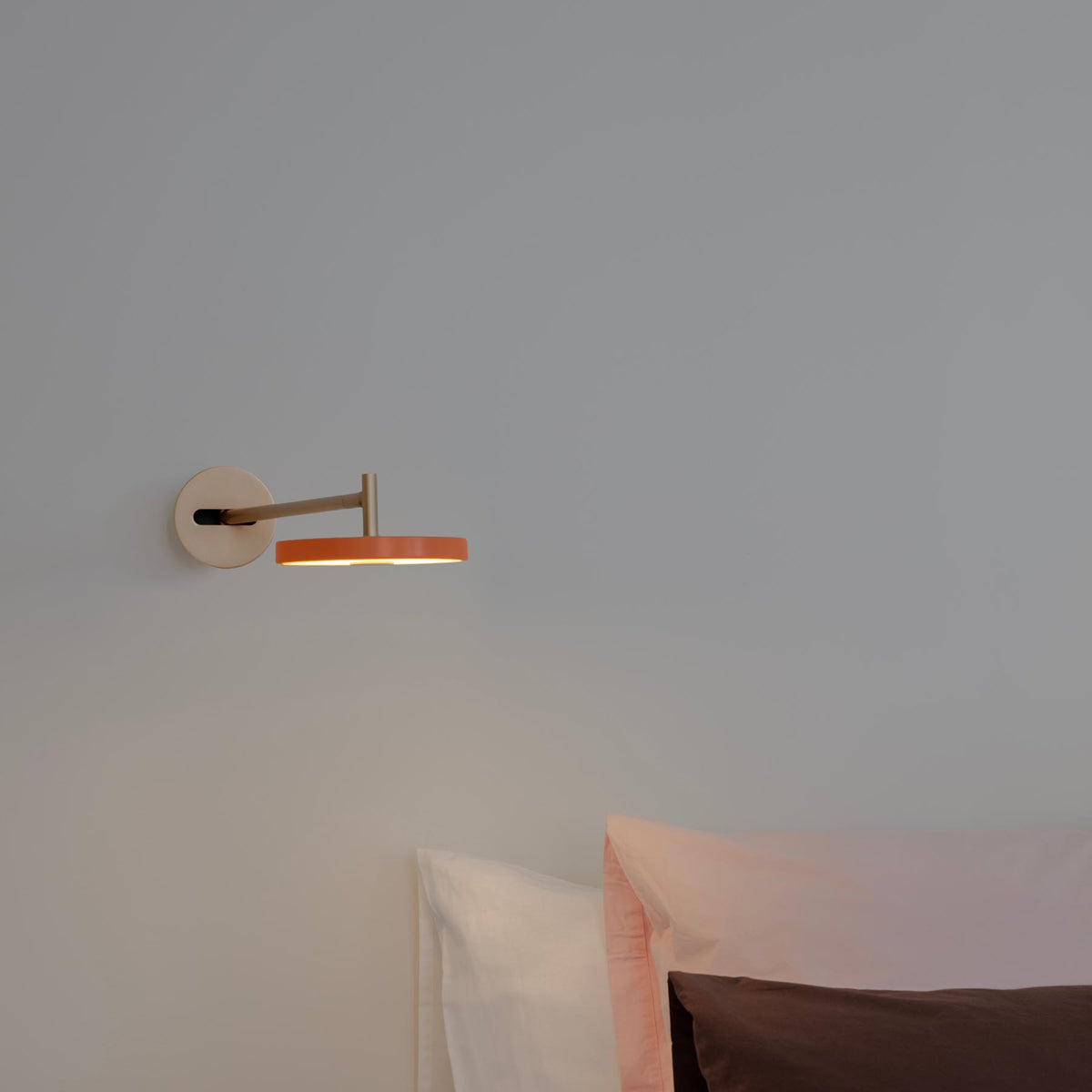 Asteria Wandleuchte long mit Kabel in Nuance Orange präsentiert im Onlineshop von KAQTU Design AG. Wandleuchte ist von Umage