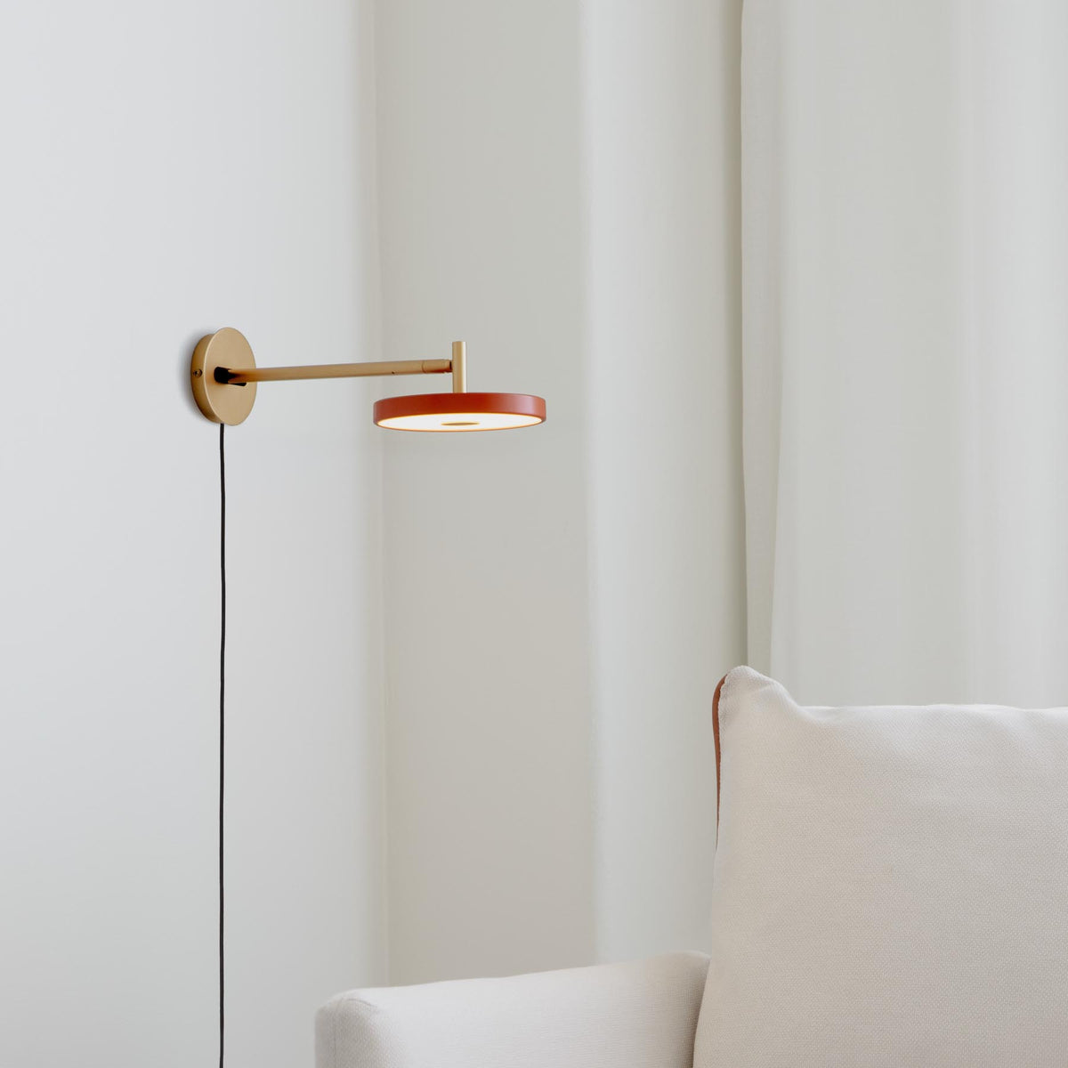 Asteria Wandleuchte long mit Kabel in Nuance Orange präsentiert im Onlineshop von KAQTU Design AG. Wandleuchte ist von Umage