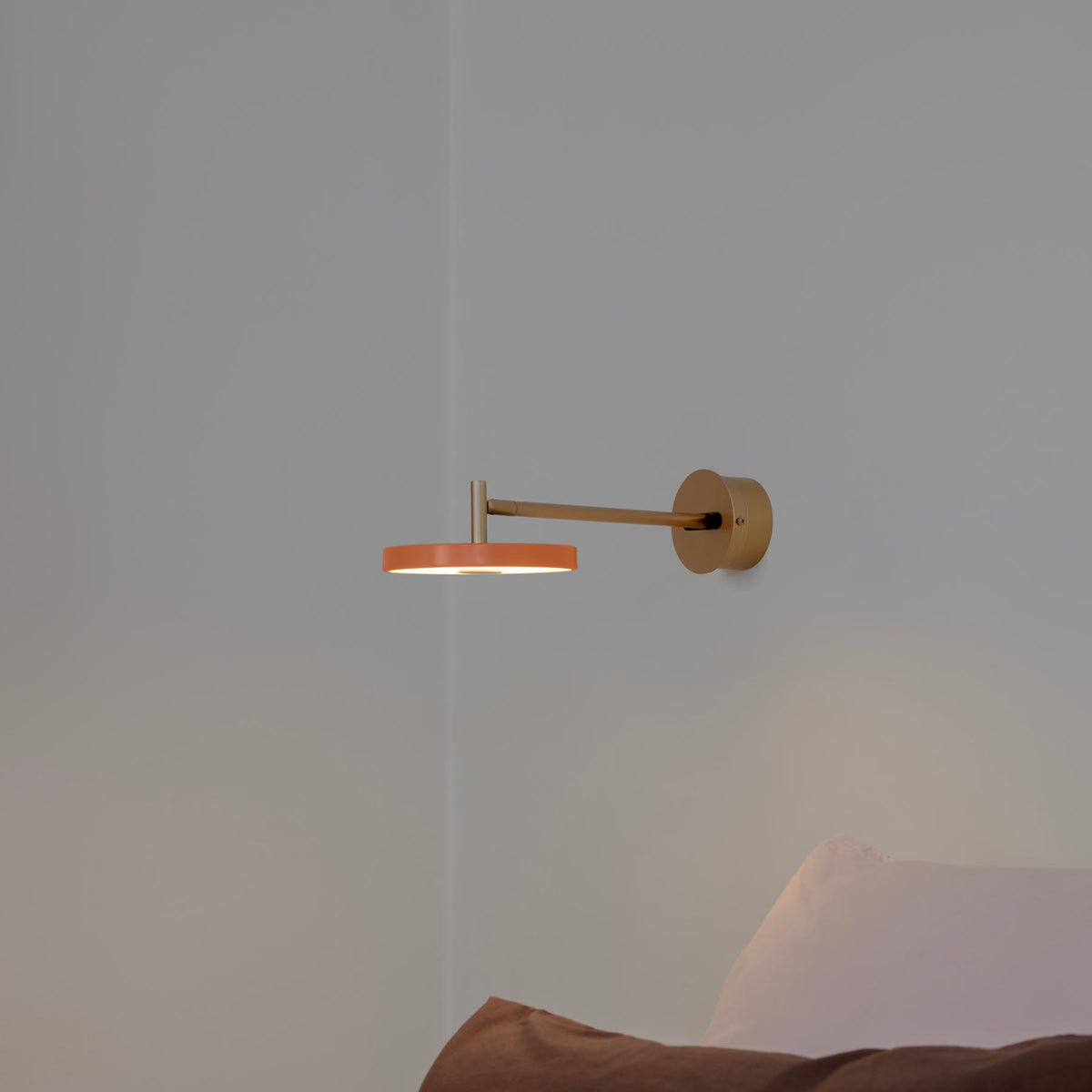 Asteria Wandleuchte long mit Kabel in Nuance Orange präsentiert im Onlineshop von KAQTU Design AG. Wandleuchte ist von Umage