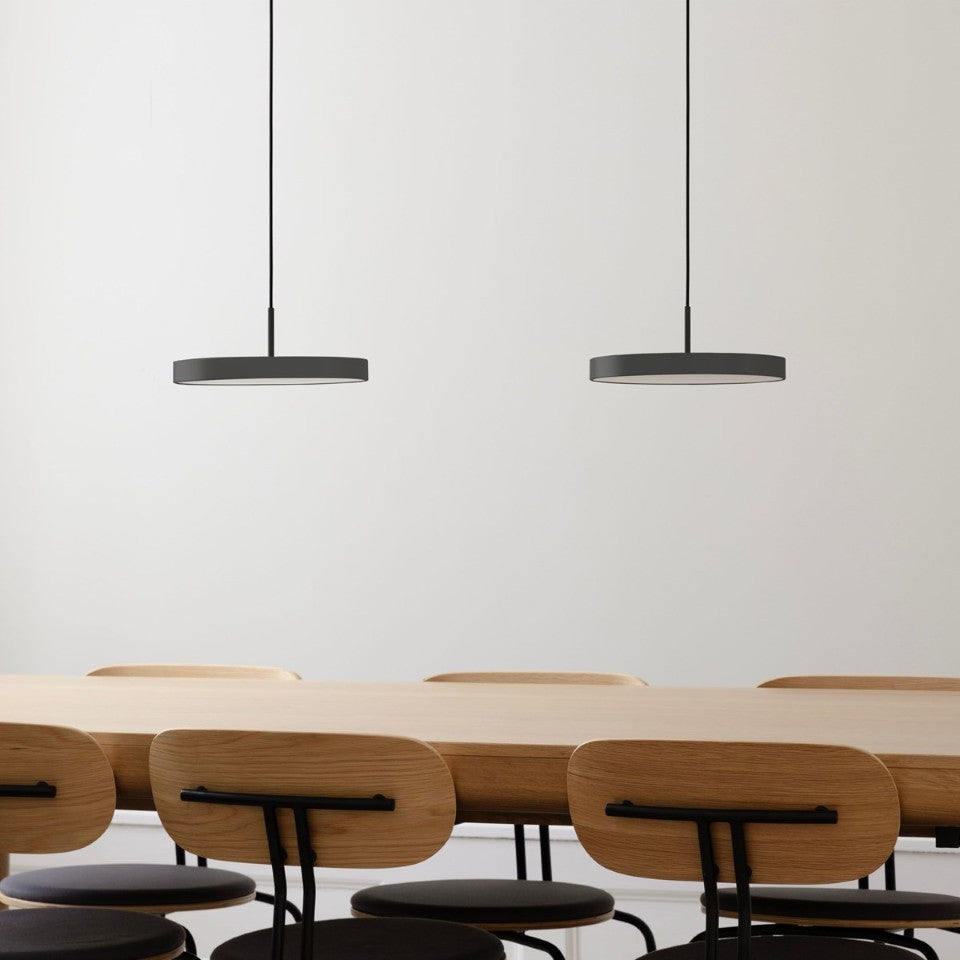 Moderne Asteria Plus Mini Pendellampe in edlem Anthrazit, perfekt für kreative Lichtgestaltungen und gemütliche Atmosphären in Wohnräumen.