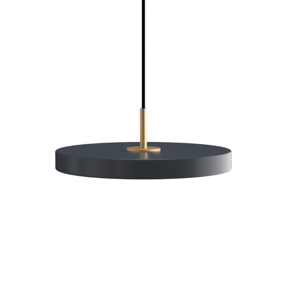 Asteria Plus Medium Pendellampe in Anthracite Grey präsentiert im Onlineshop von KAQTU Design AG. Pendelleuchte ist von Umage