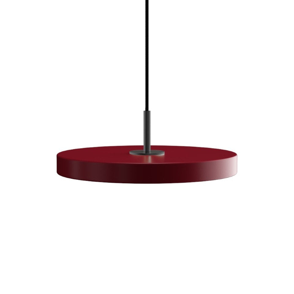 Asteria Plus Mini Pendellampe in Ruby Red präsentiert im Onlineshop von KAQTU Design AG. Pendelleuchte ist von Umage