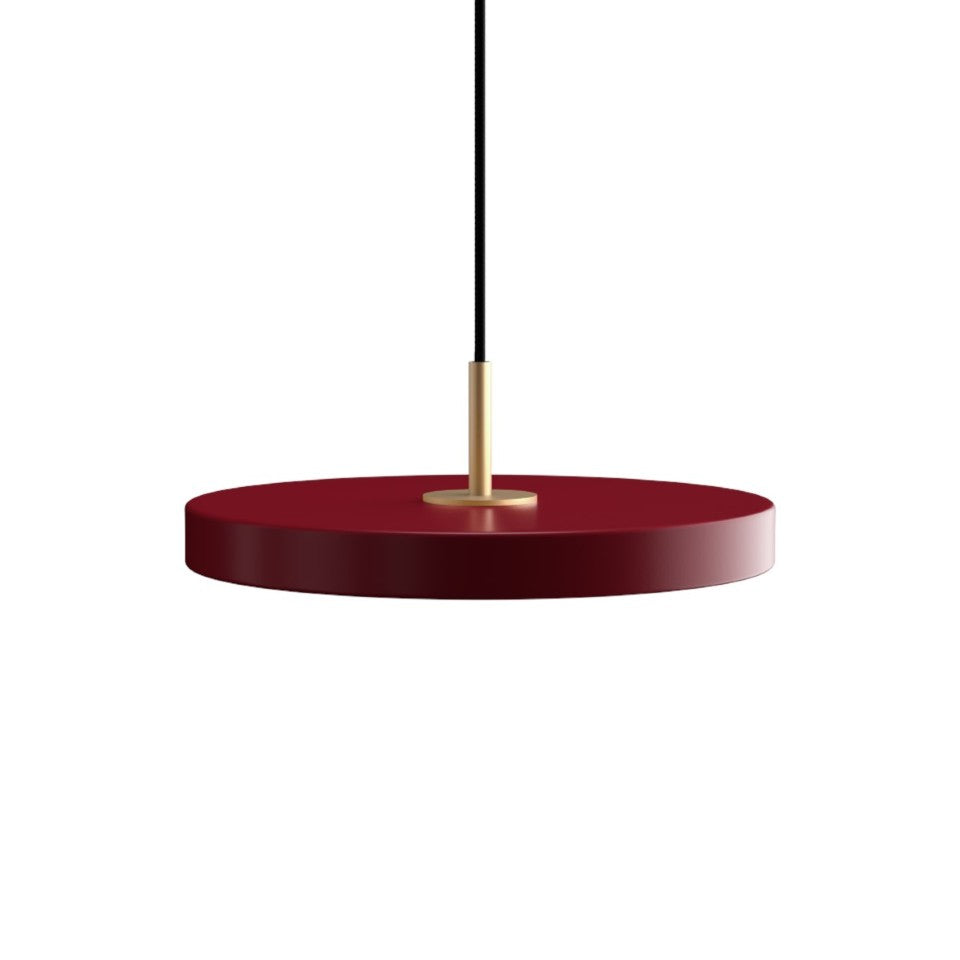 Asteria Plus Medium Pendellampe in Ruby Red präsentiert im Onlineshop von KAQTU Design AG. Pendelleuchte ist von Umage
