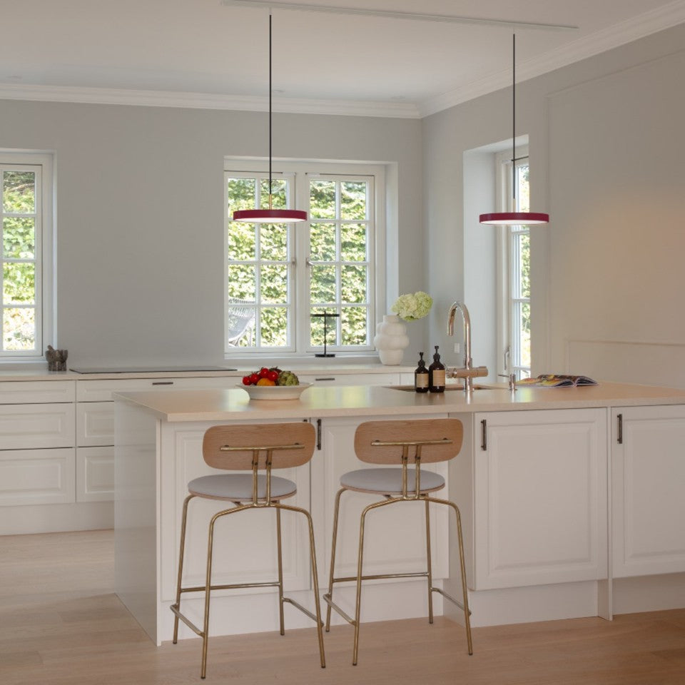 Asteria Plus Mini Pendellampe in Ruby Red präsentiert im Onlineshop von KAQTU Design AG. Pendelleuchte ist von Umage